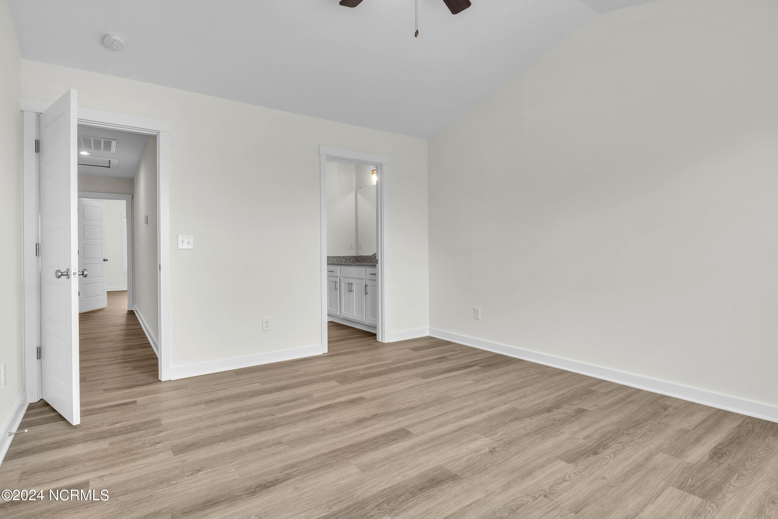 100544689 | Photo 15