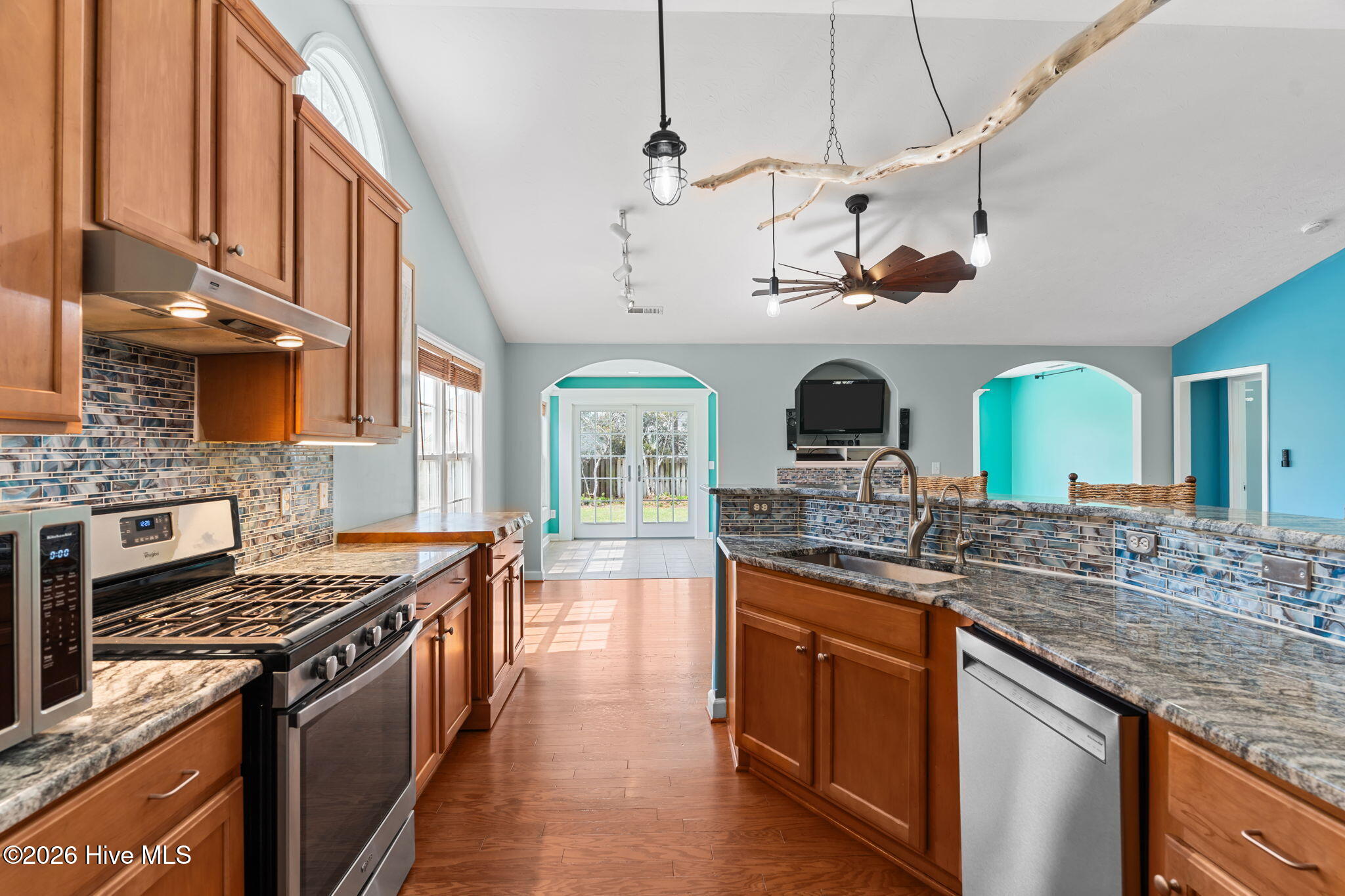 100563070 | Photo 18