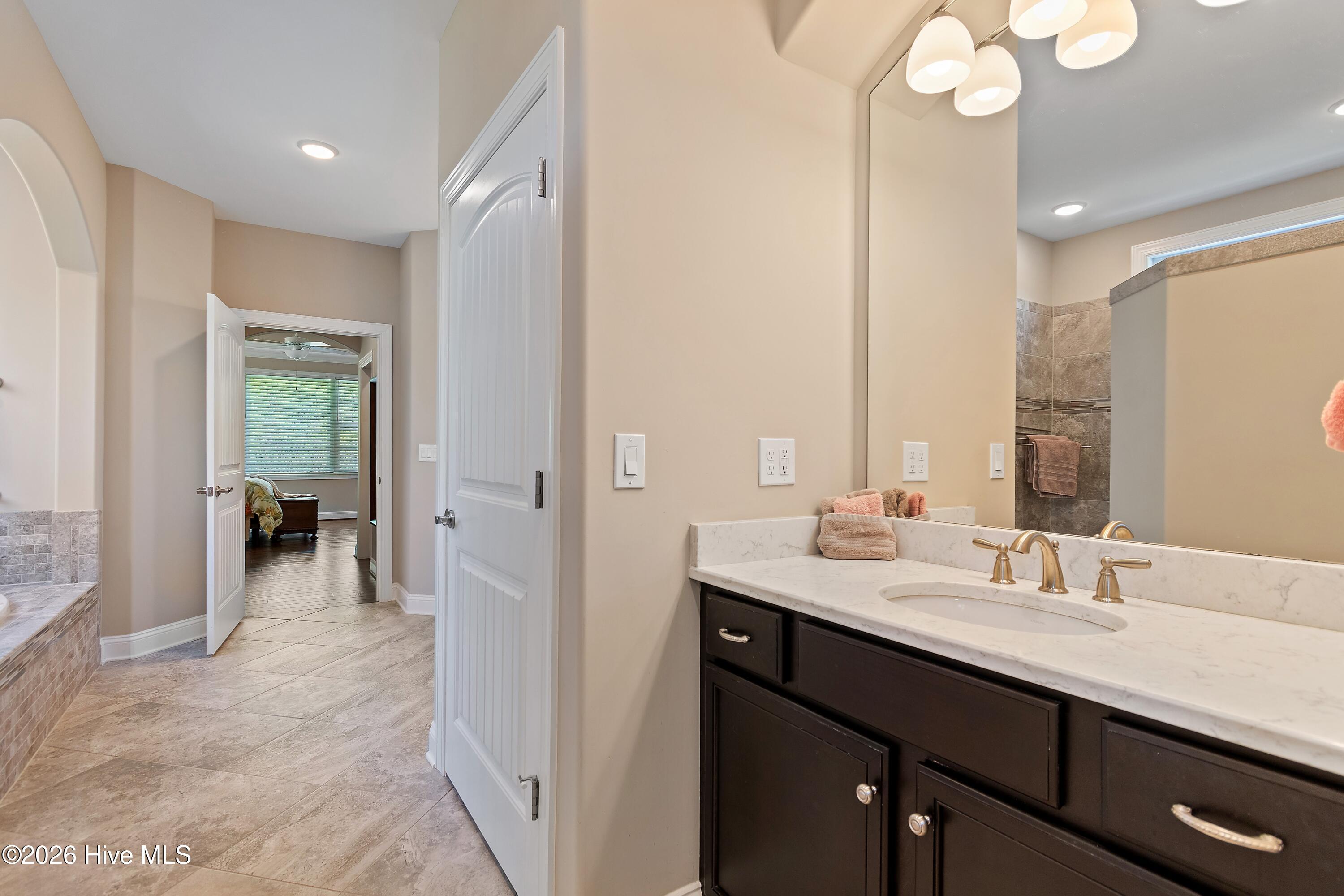 100568990 | Photo 40