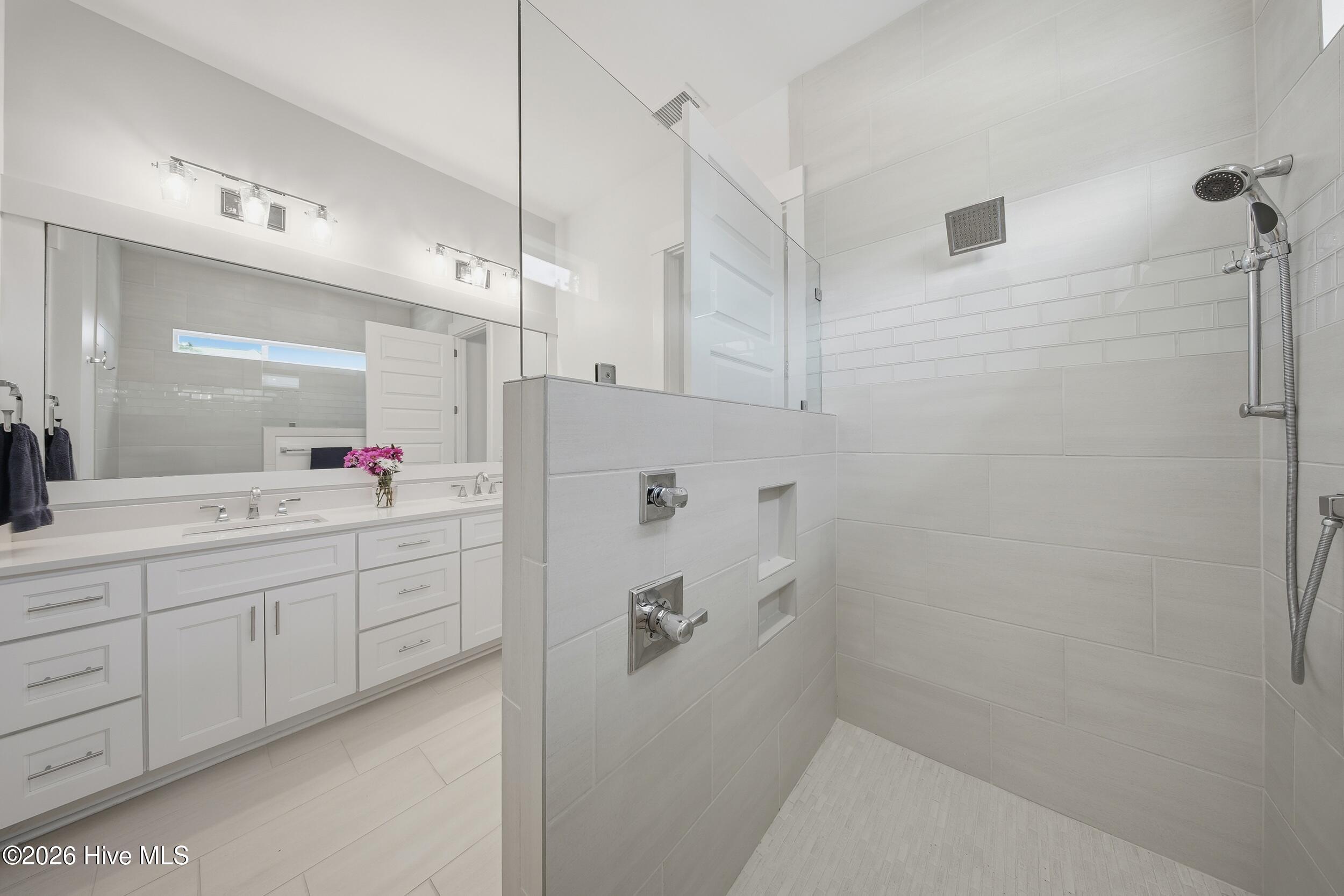 100563980 | Photo 49