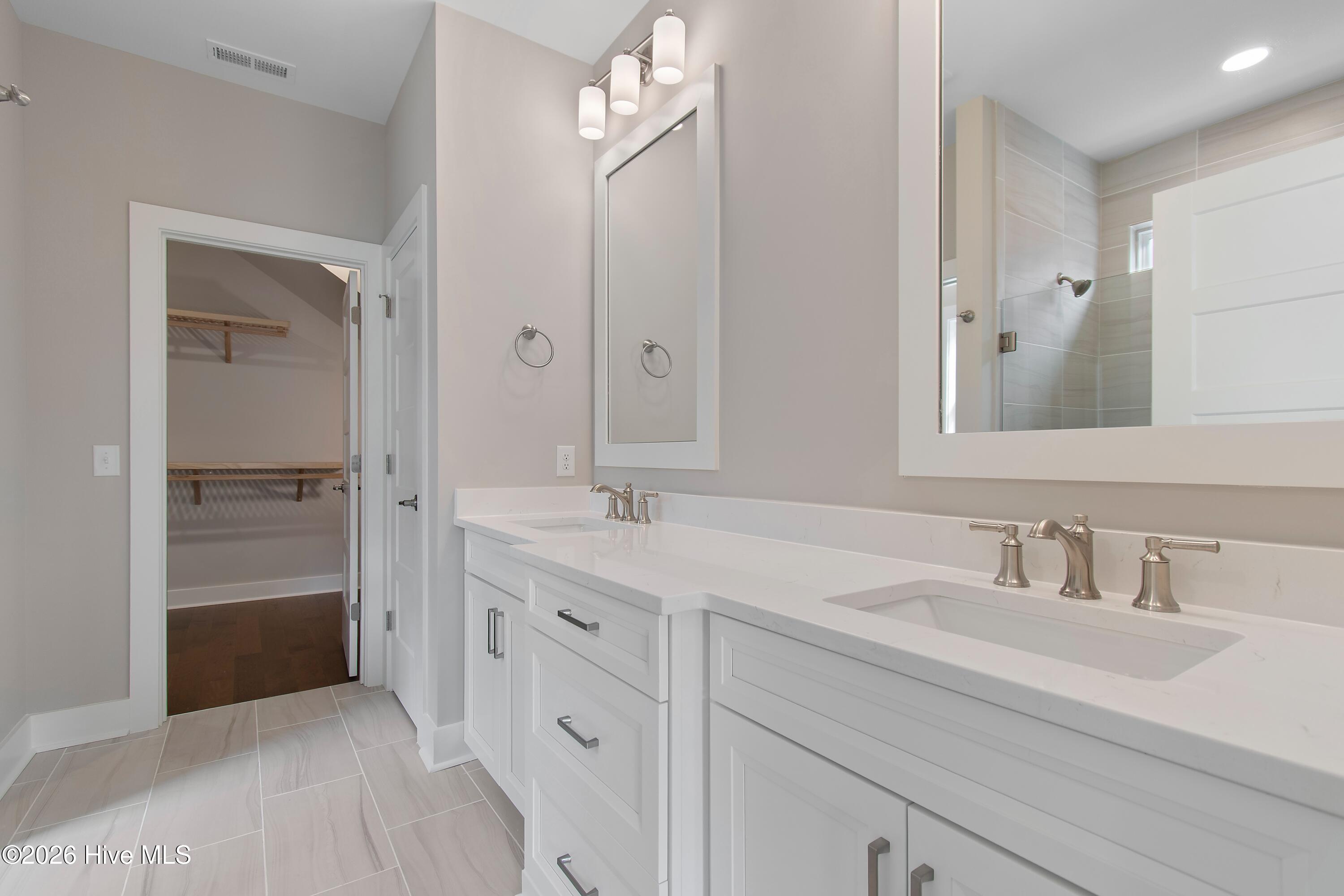 100533287 | Photo 16