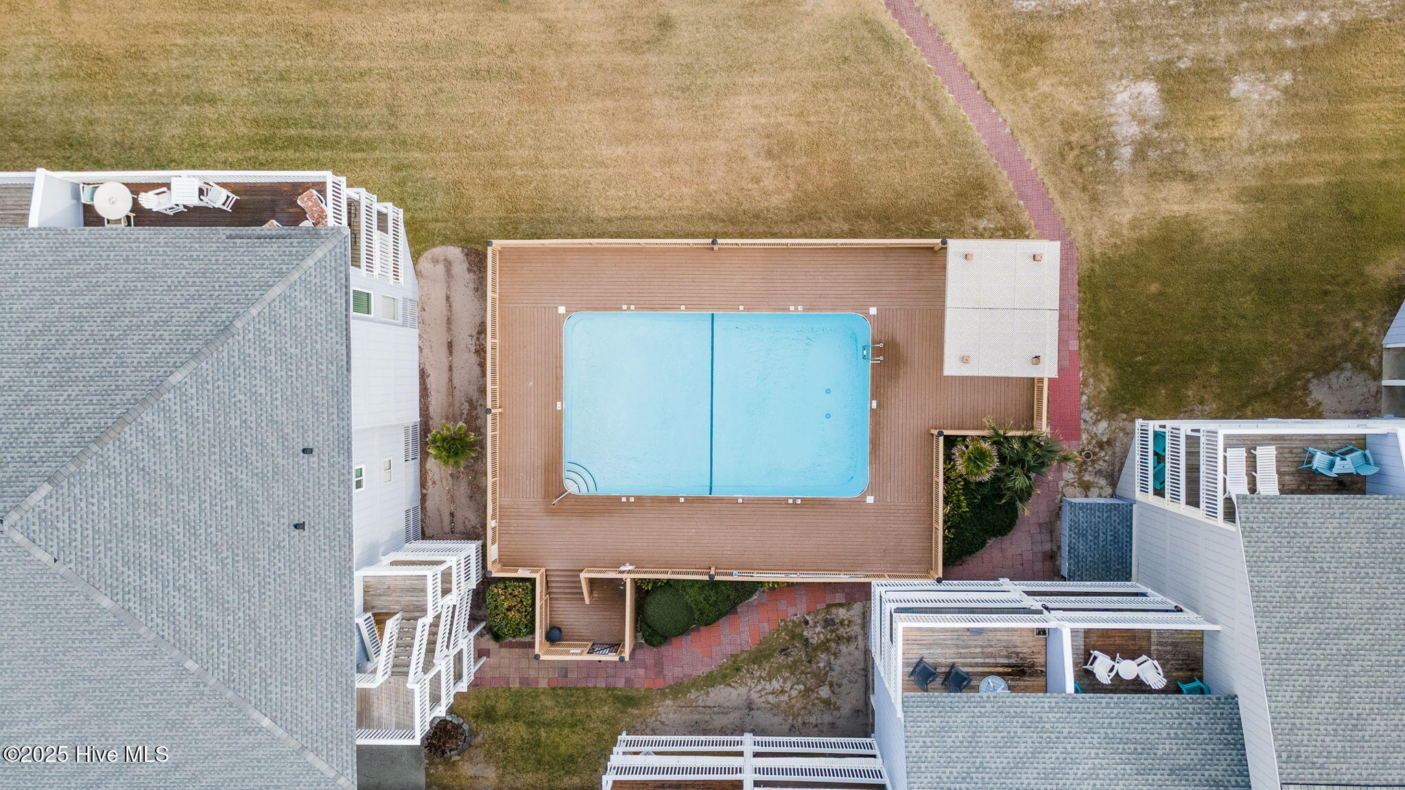 100546848 | Photo 35