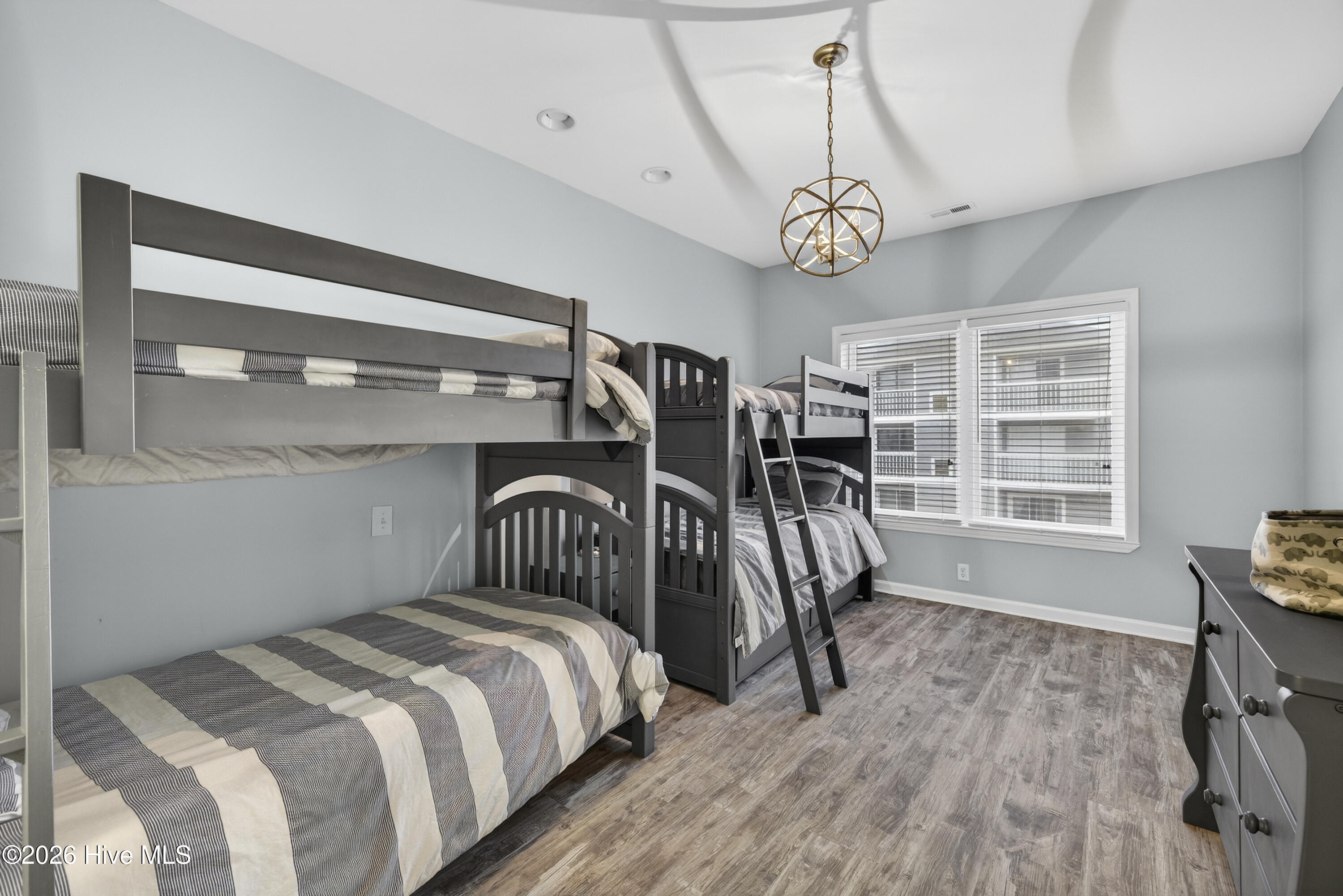 100561786 | Photo 63