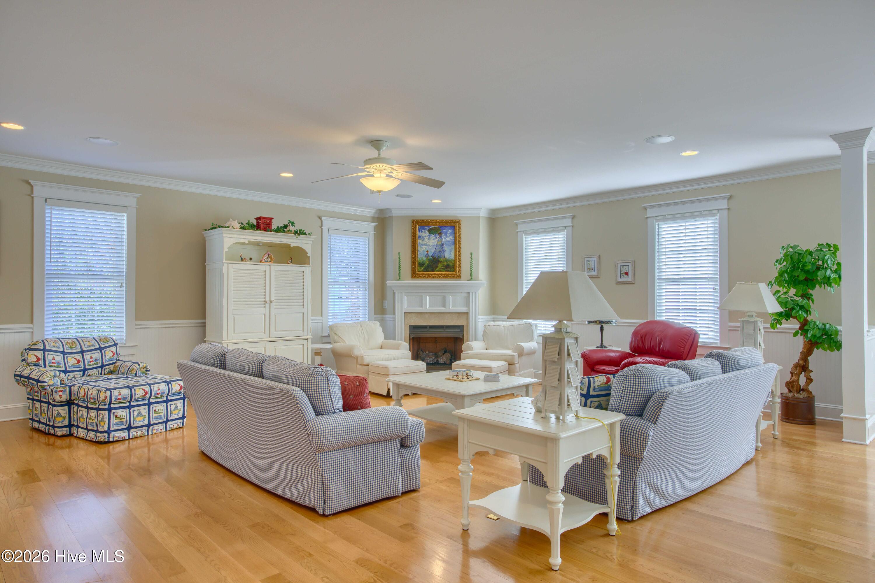 100549111 | Photo 34