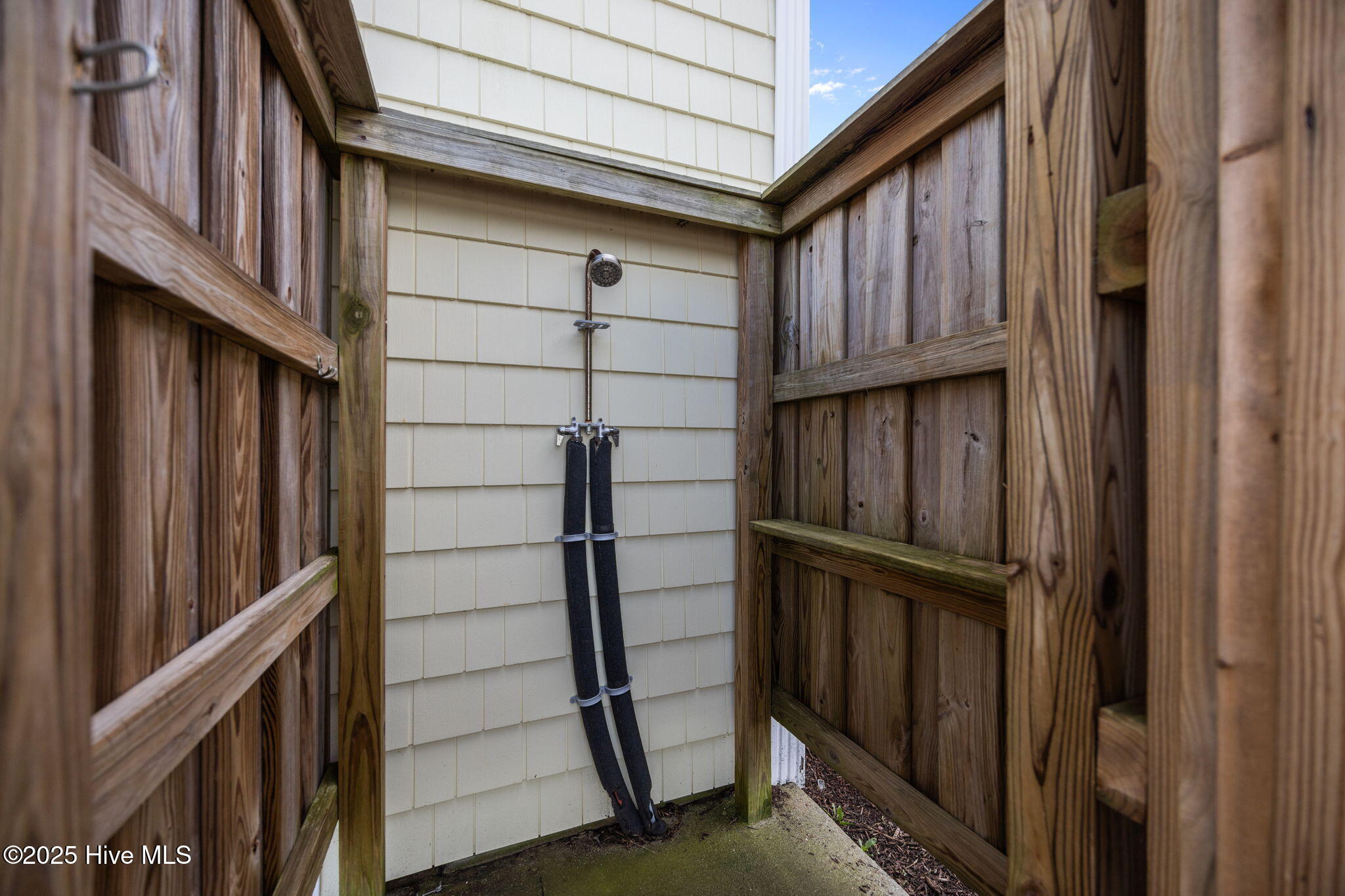 100525610 | Photo 46