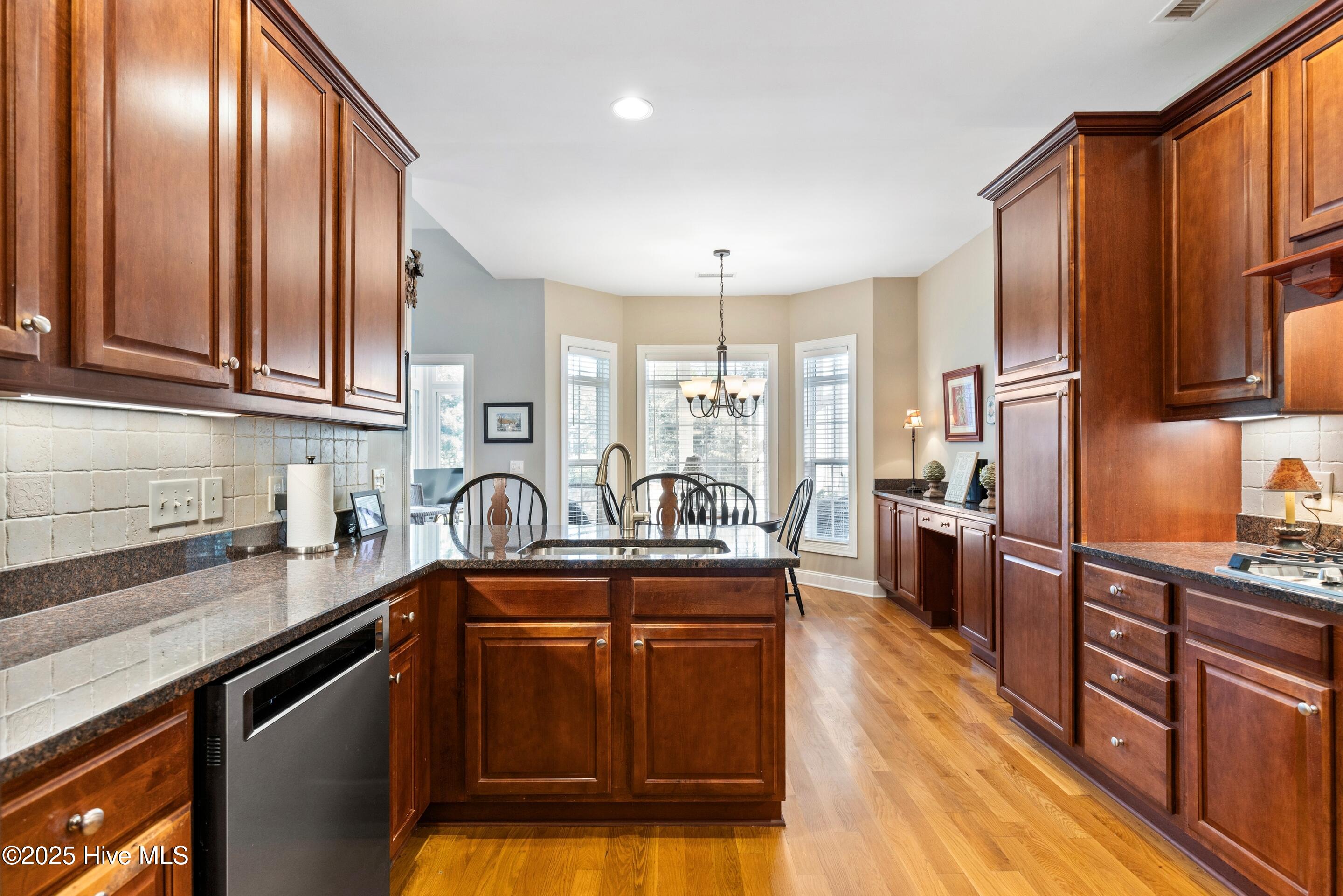 100538376 | Photo 17