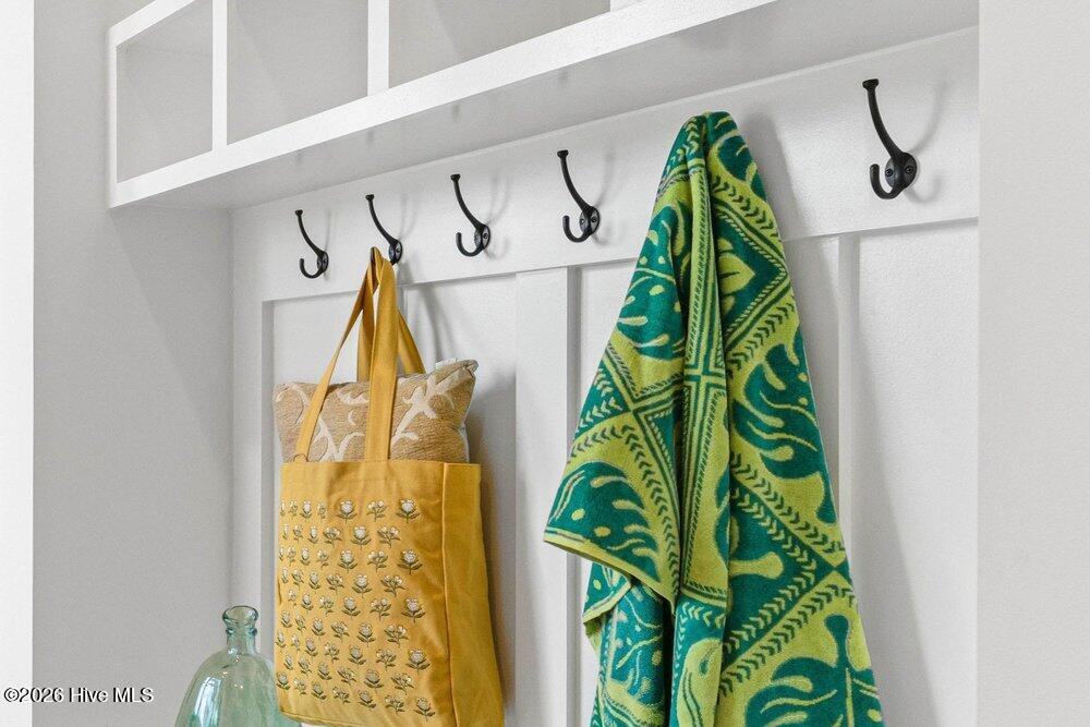 100568013 | Photo 28