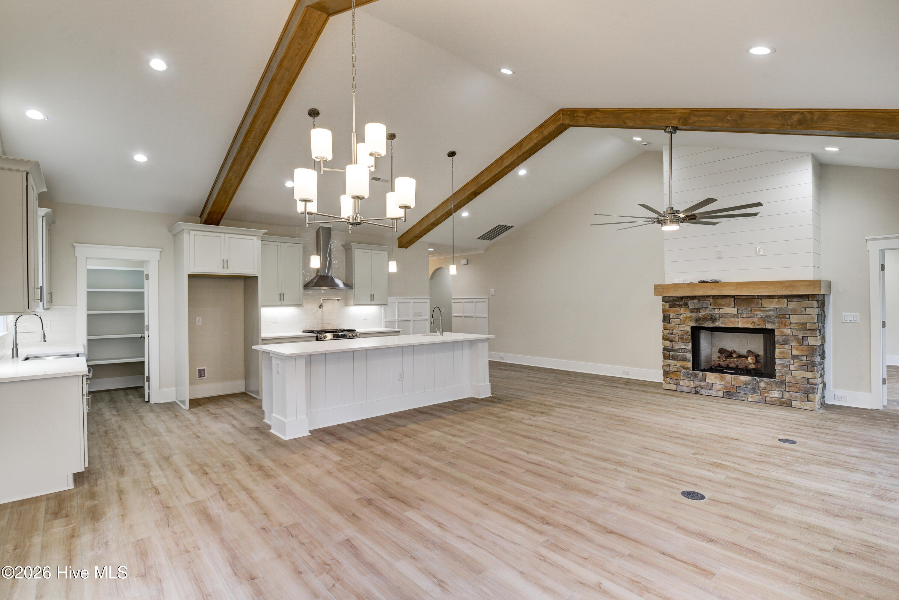 100547113 | Photo 24