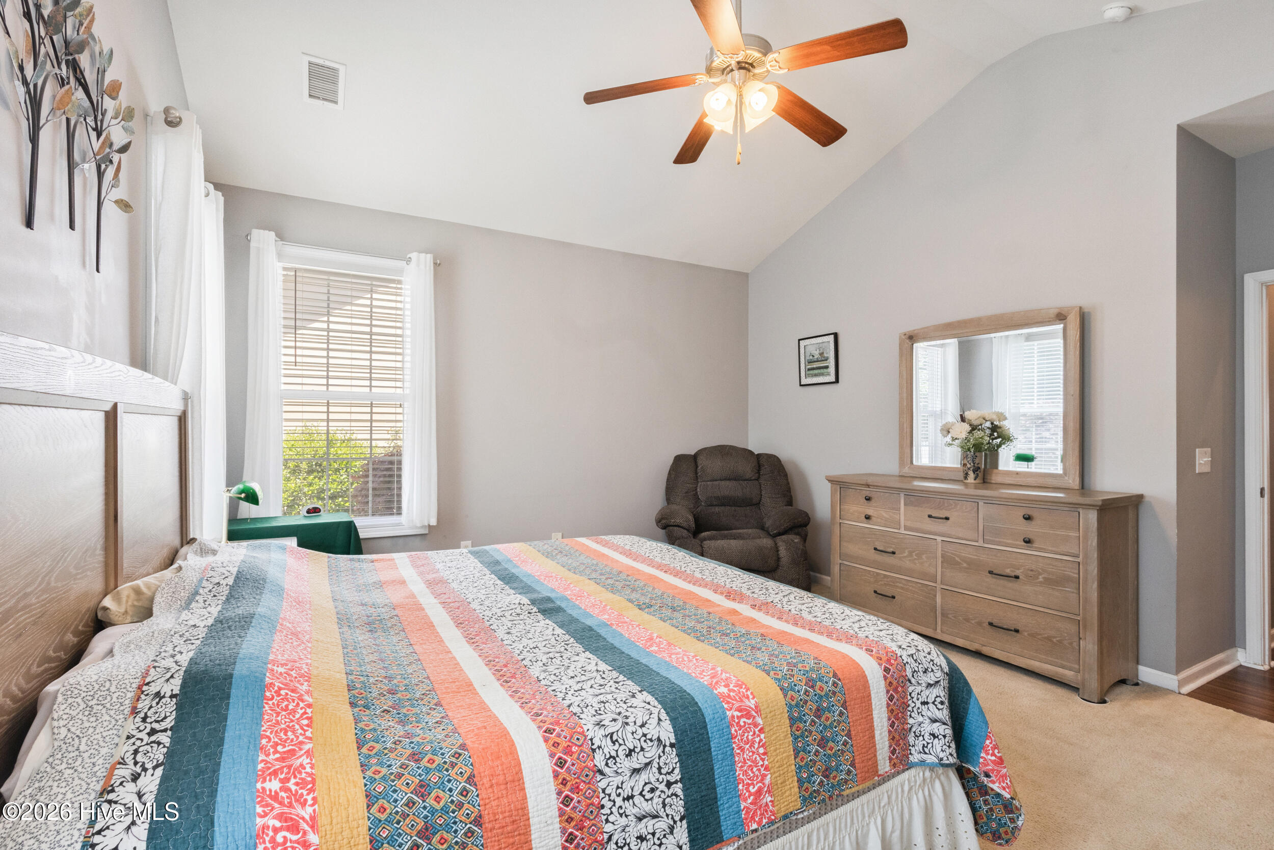 100565406 | Photo 24