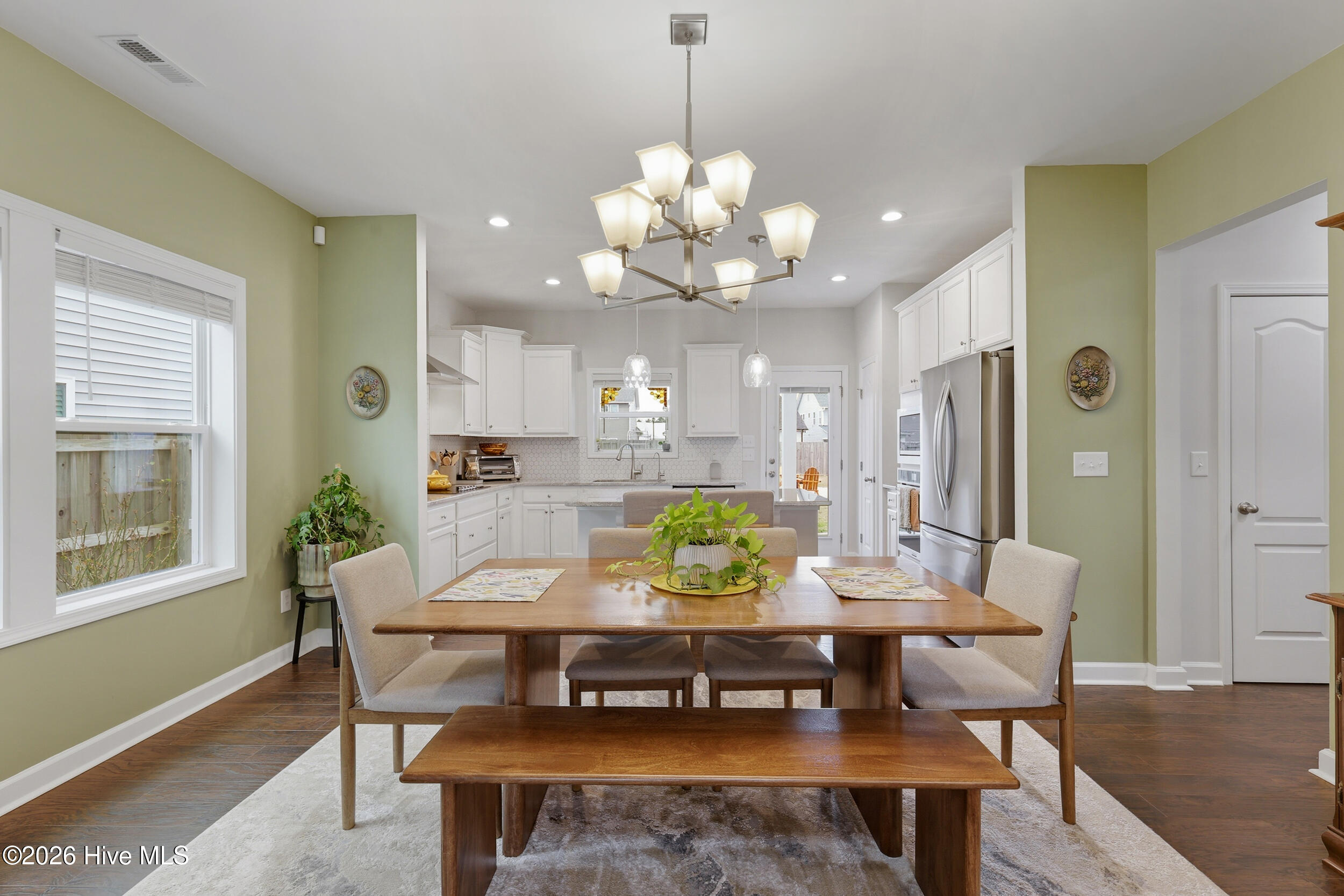 100565855 | Photo 11