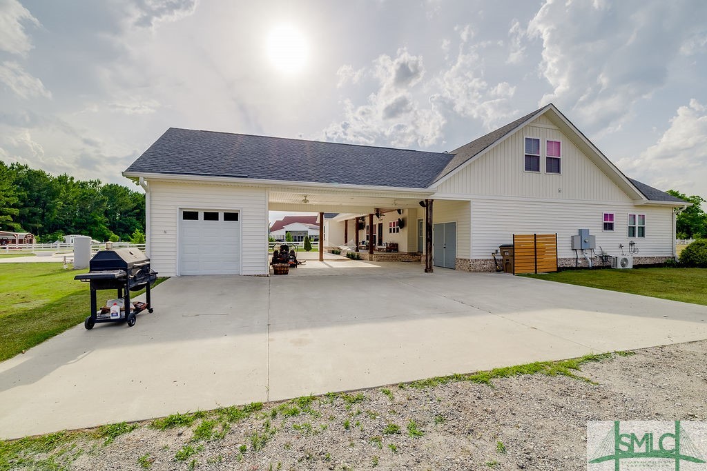 Carport/garage/drive