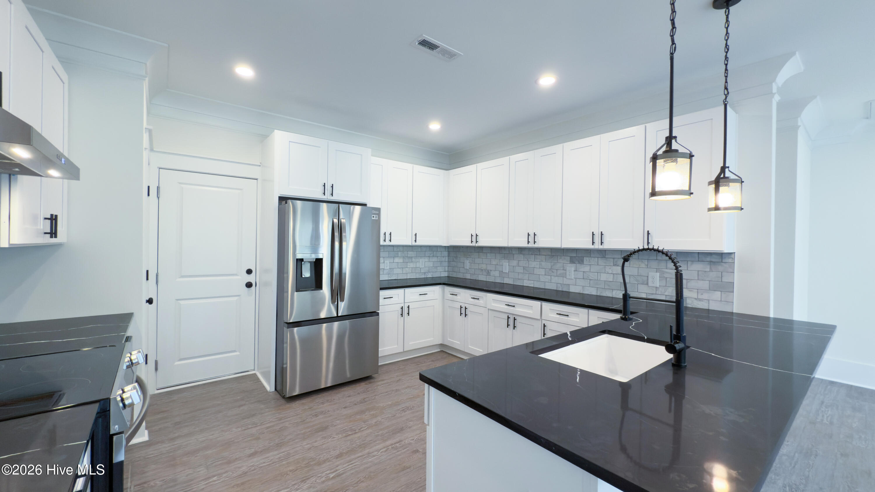 100550170 | Photo 10