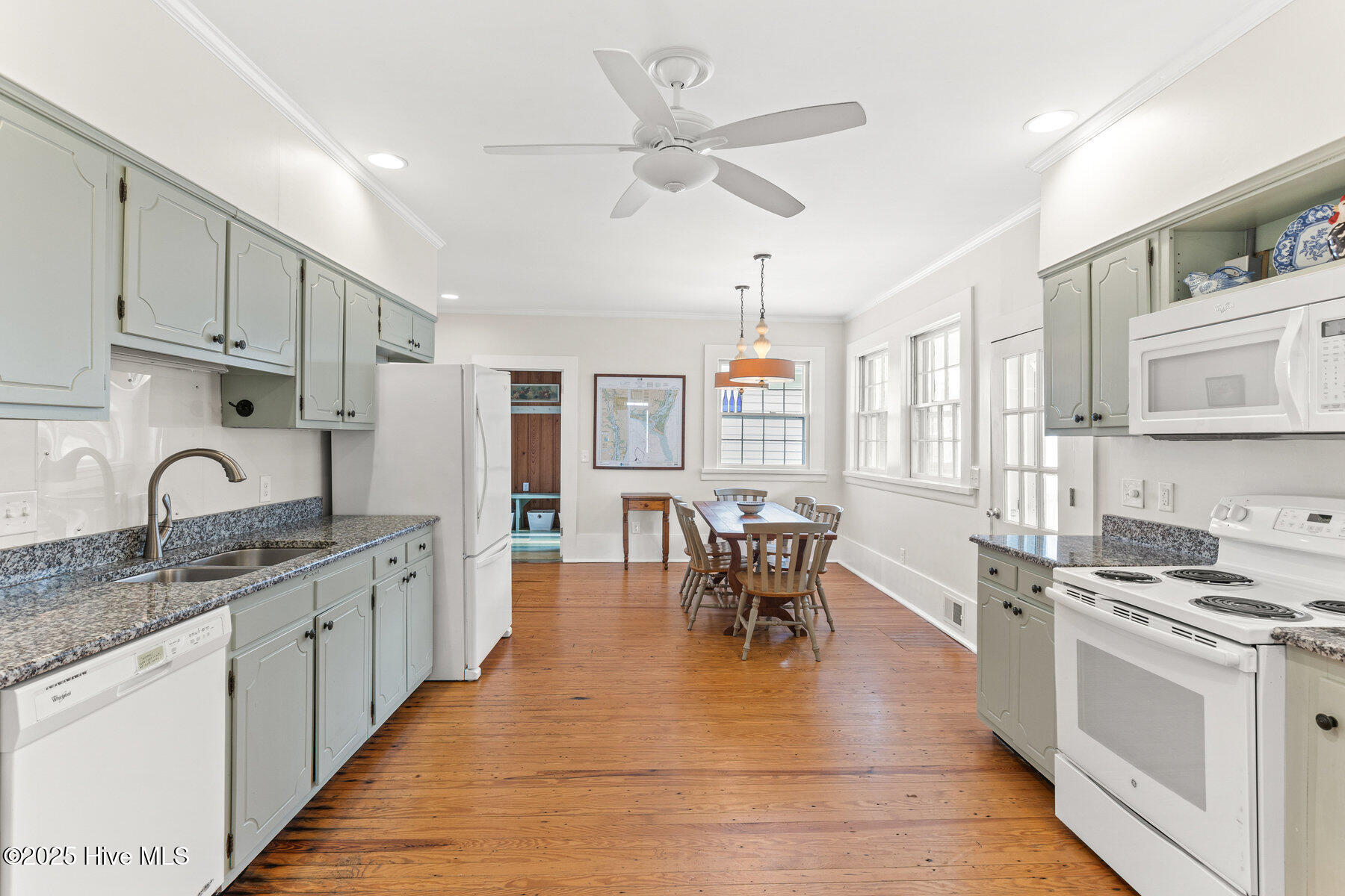 100561116 | Photo 19