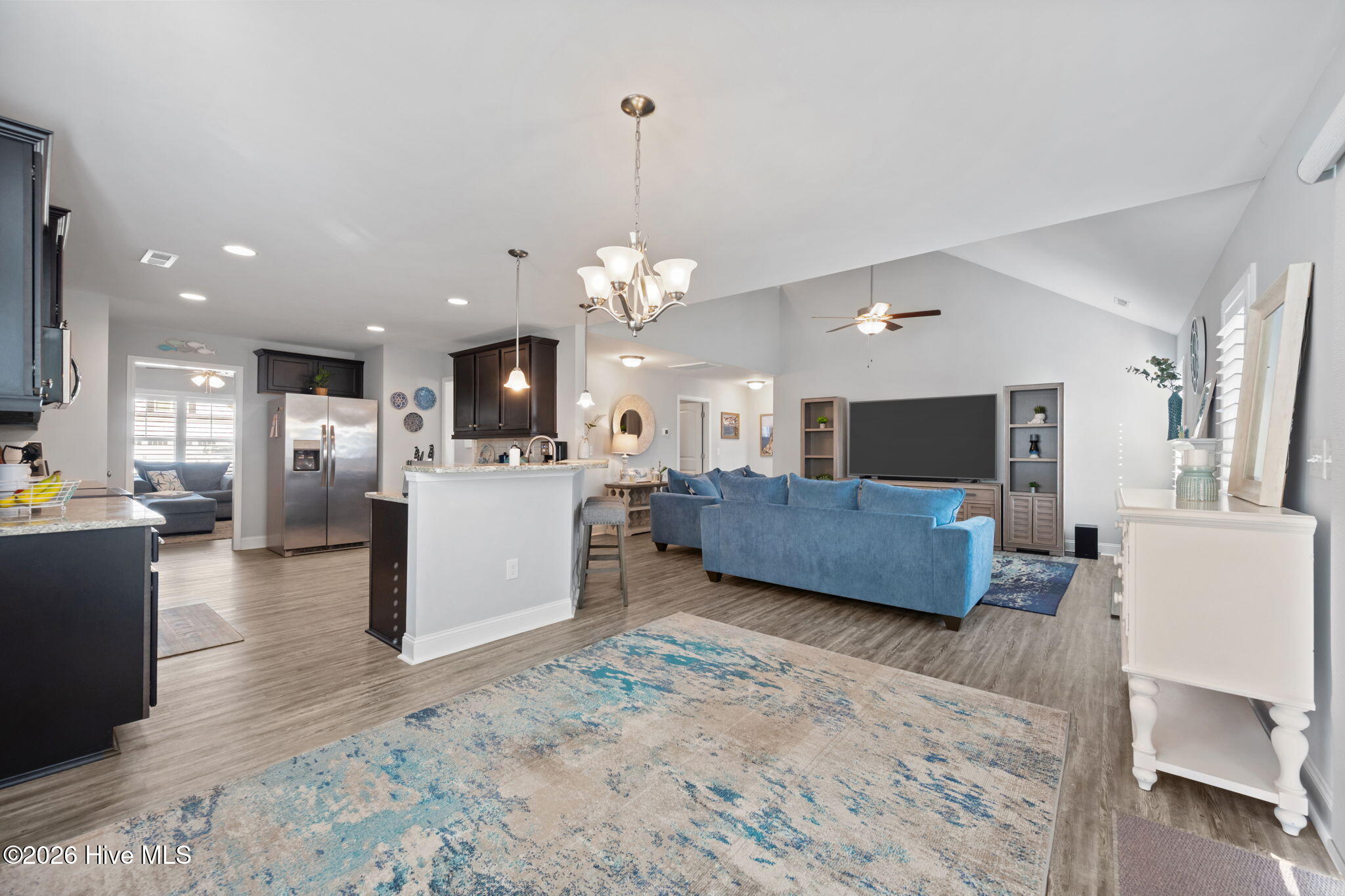 100561377 | Photo 15