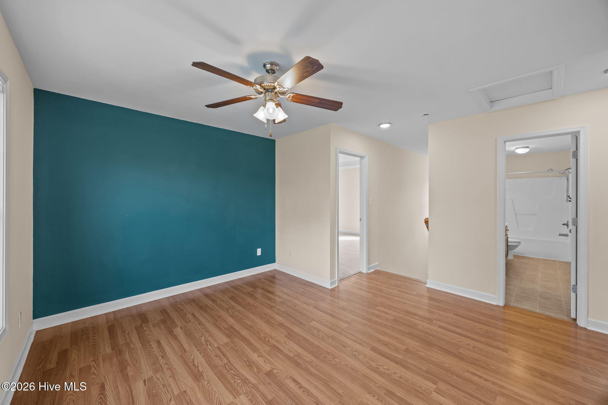 100557440 | Photo 24