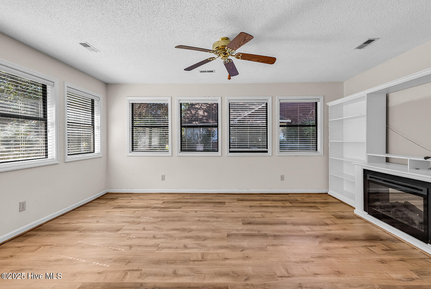 100536958 | Photo 17