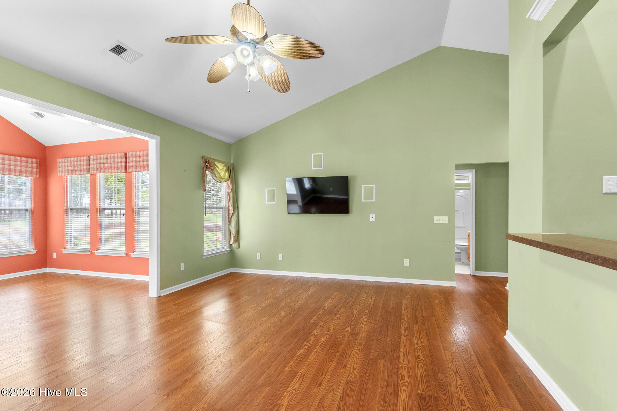 100493950 | Photo 13