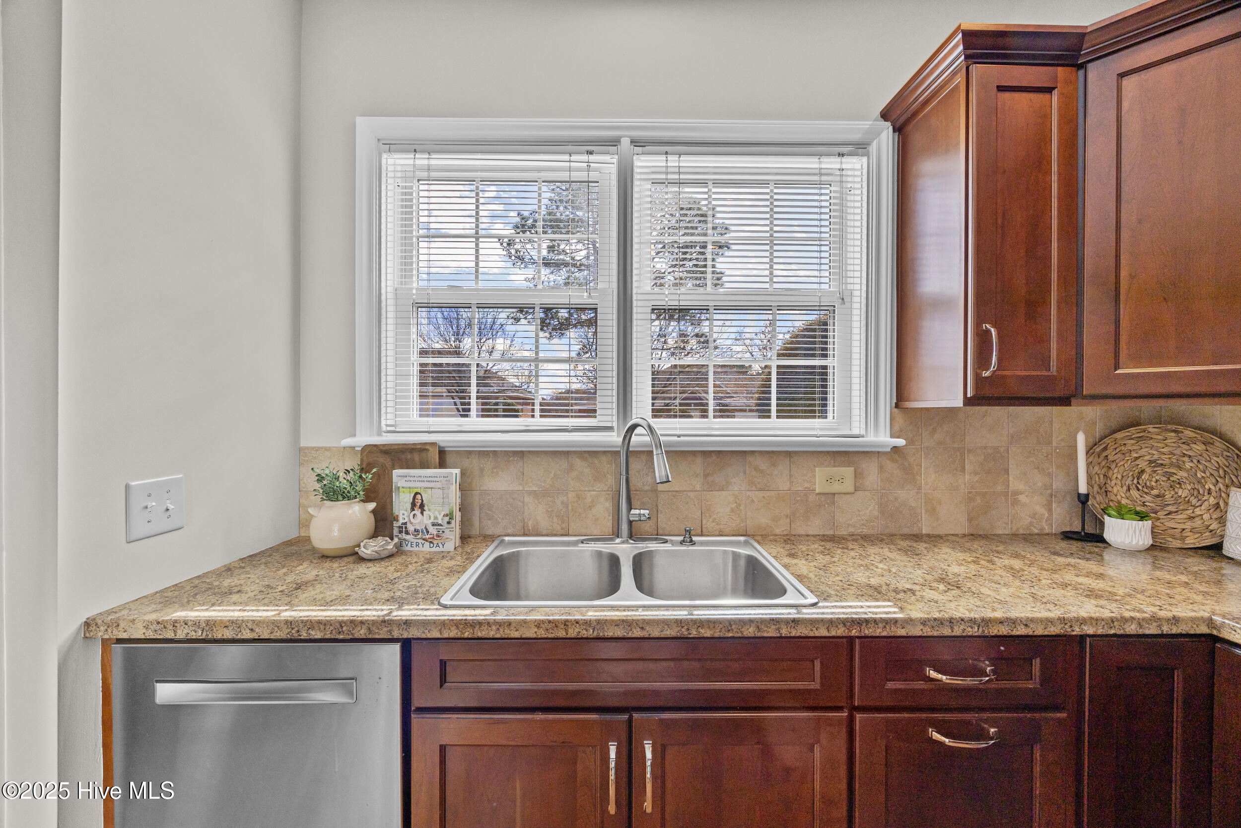 100536909 | Photo 11