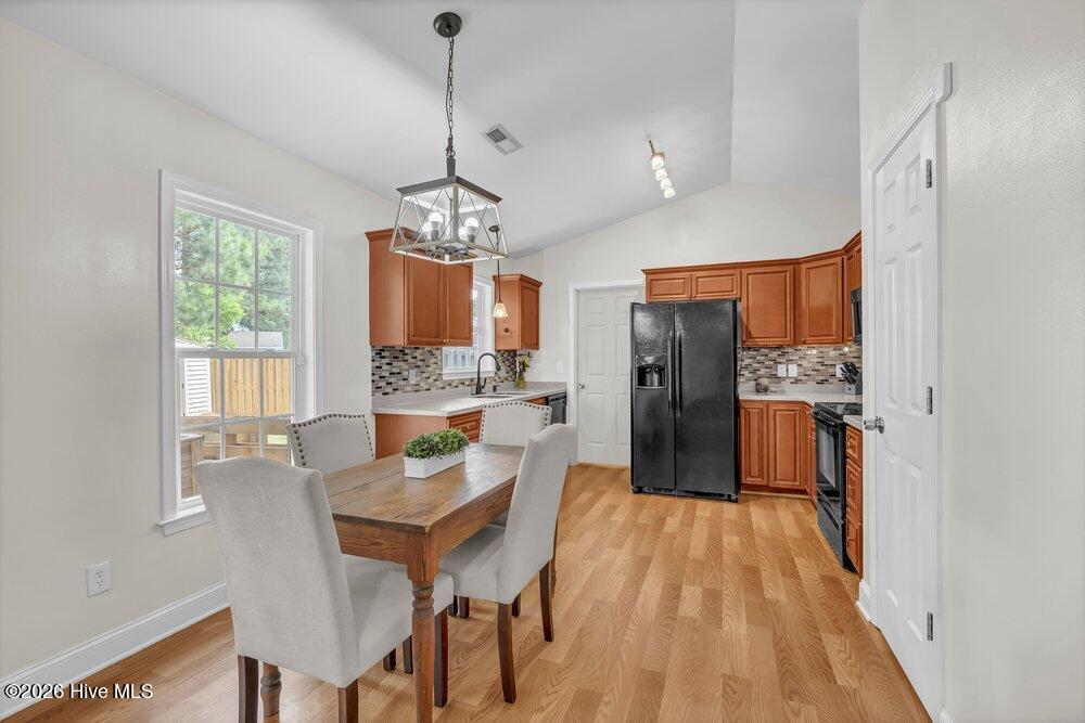 100570589 | Photo 11