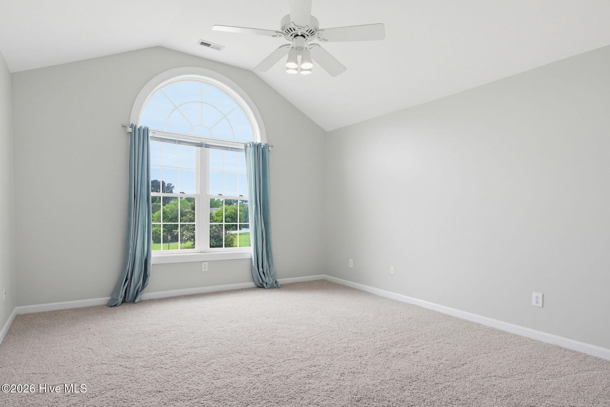 100570266 | Photo 40