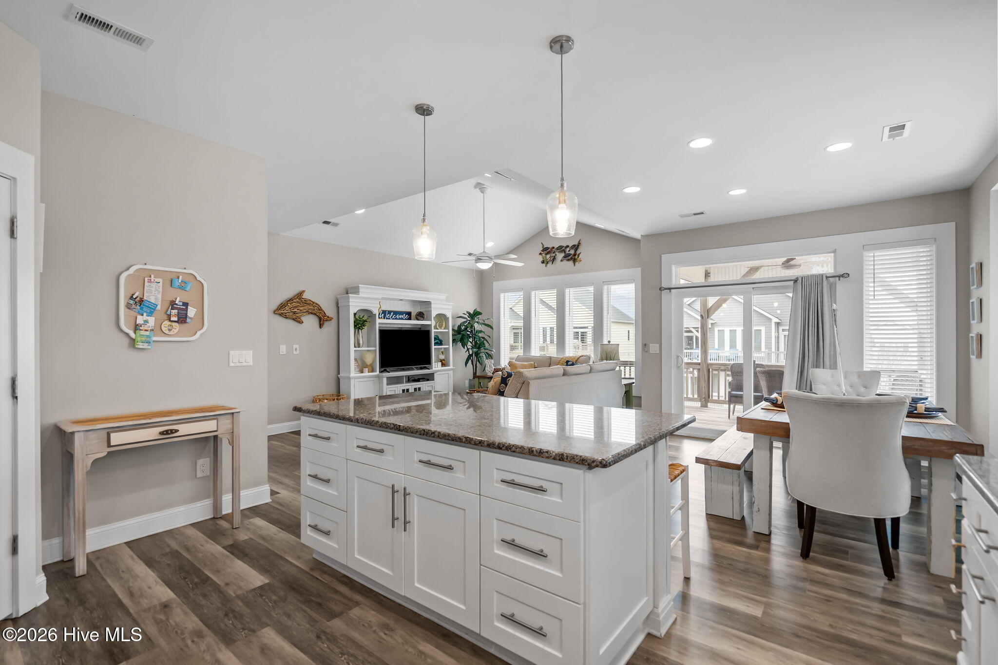 100553388 | Photo 38