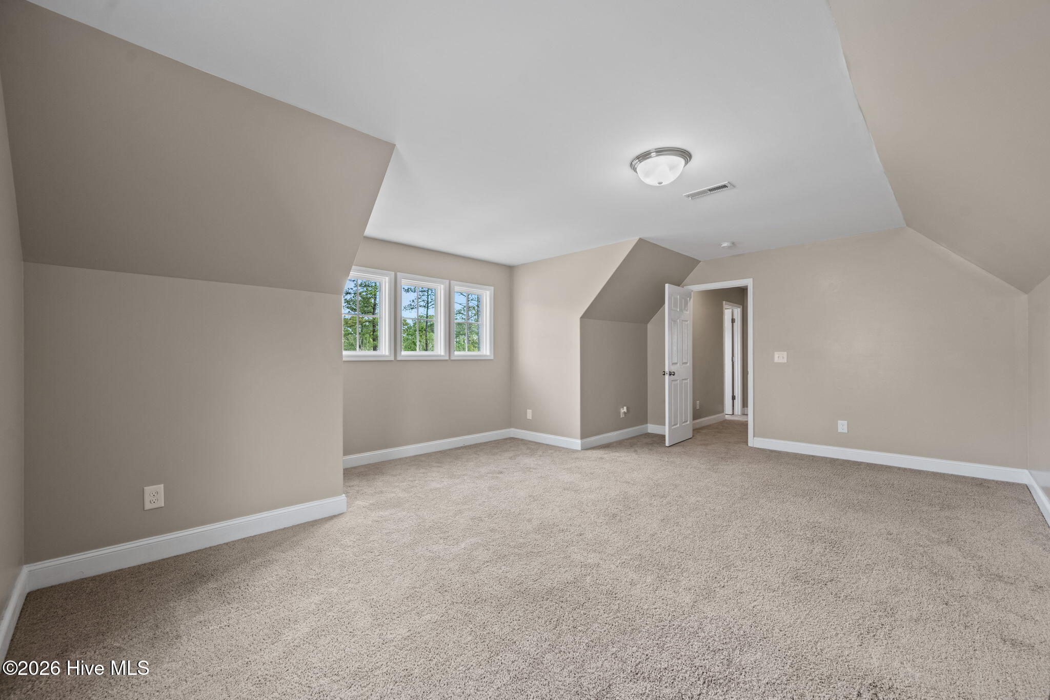 100549610 | Photo 33