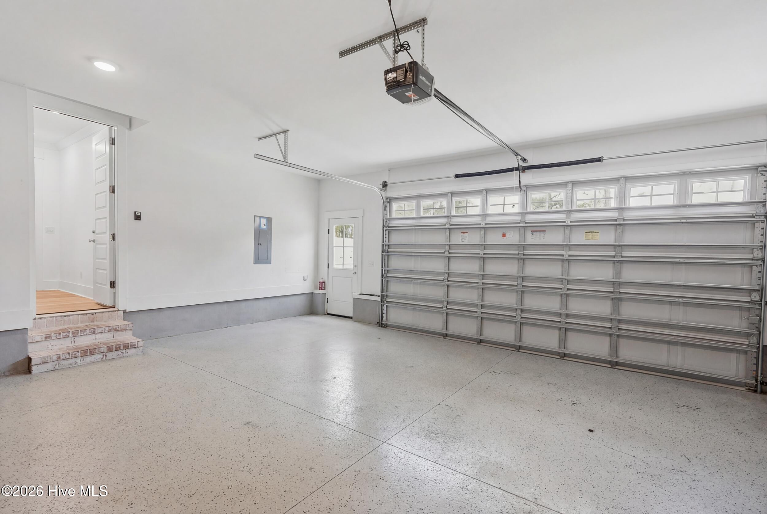 100563980 | Photo 70