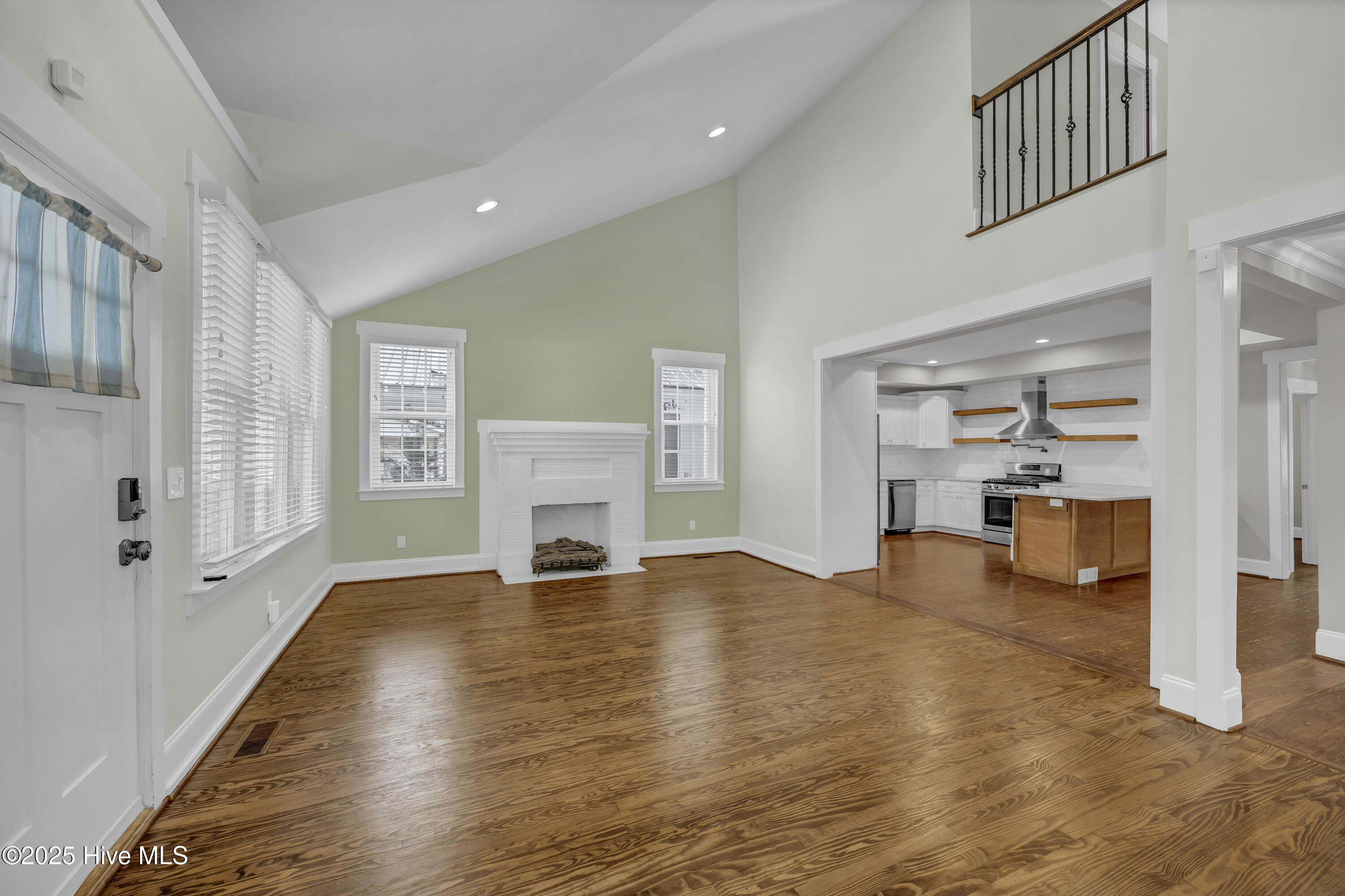 100543572 | Photo 14