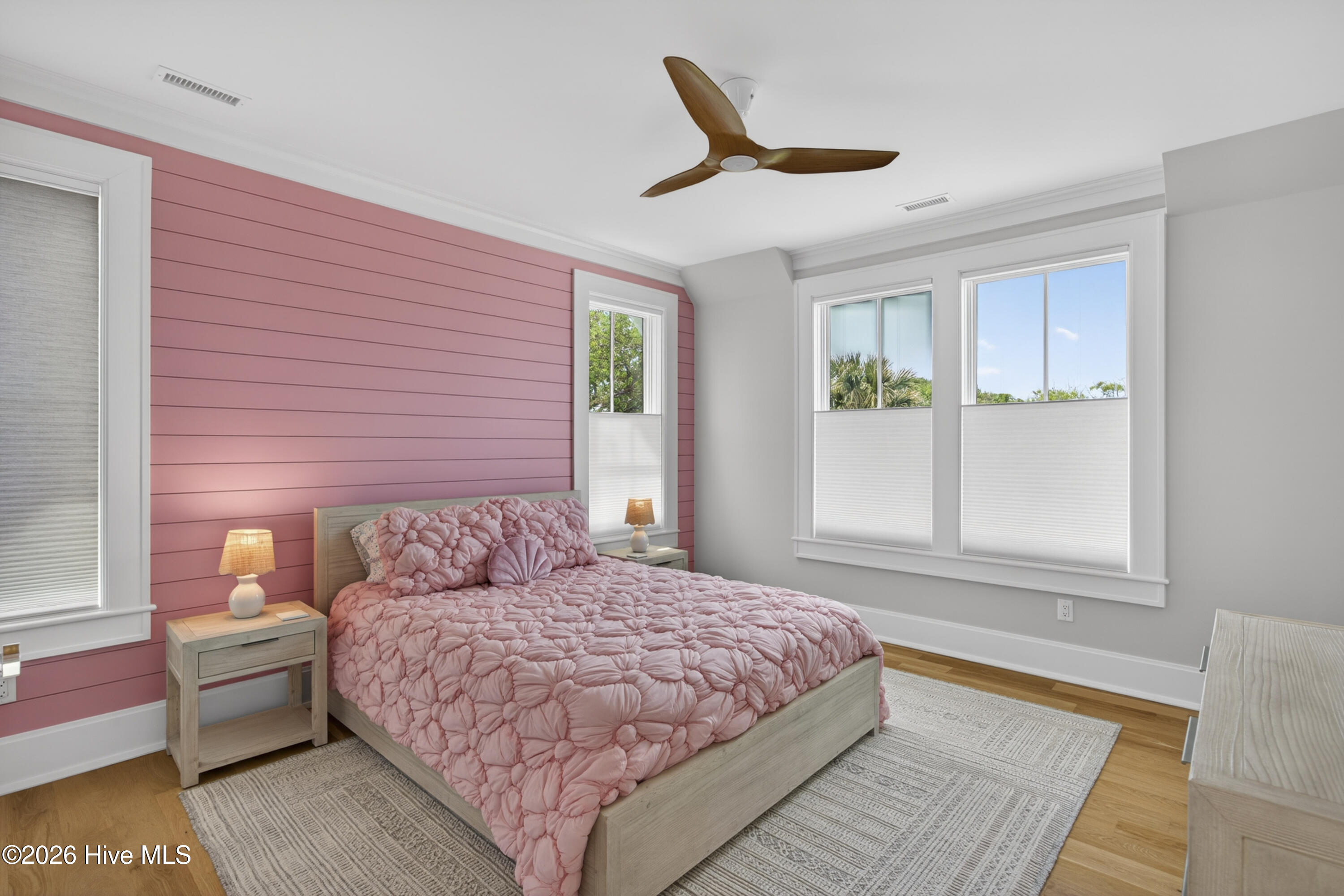 100566186 | Photo 44