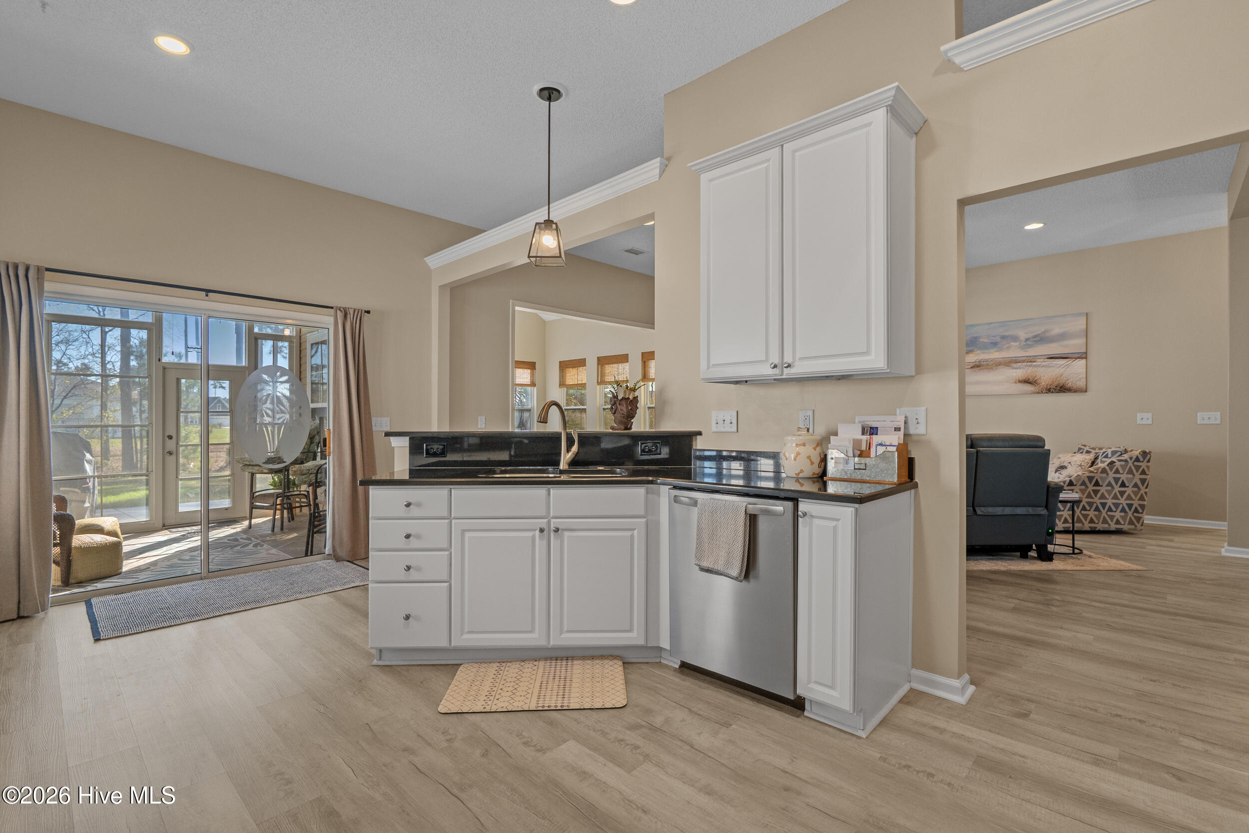 100562185 | Photo 14