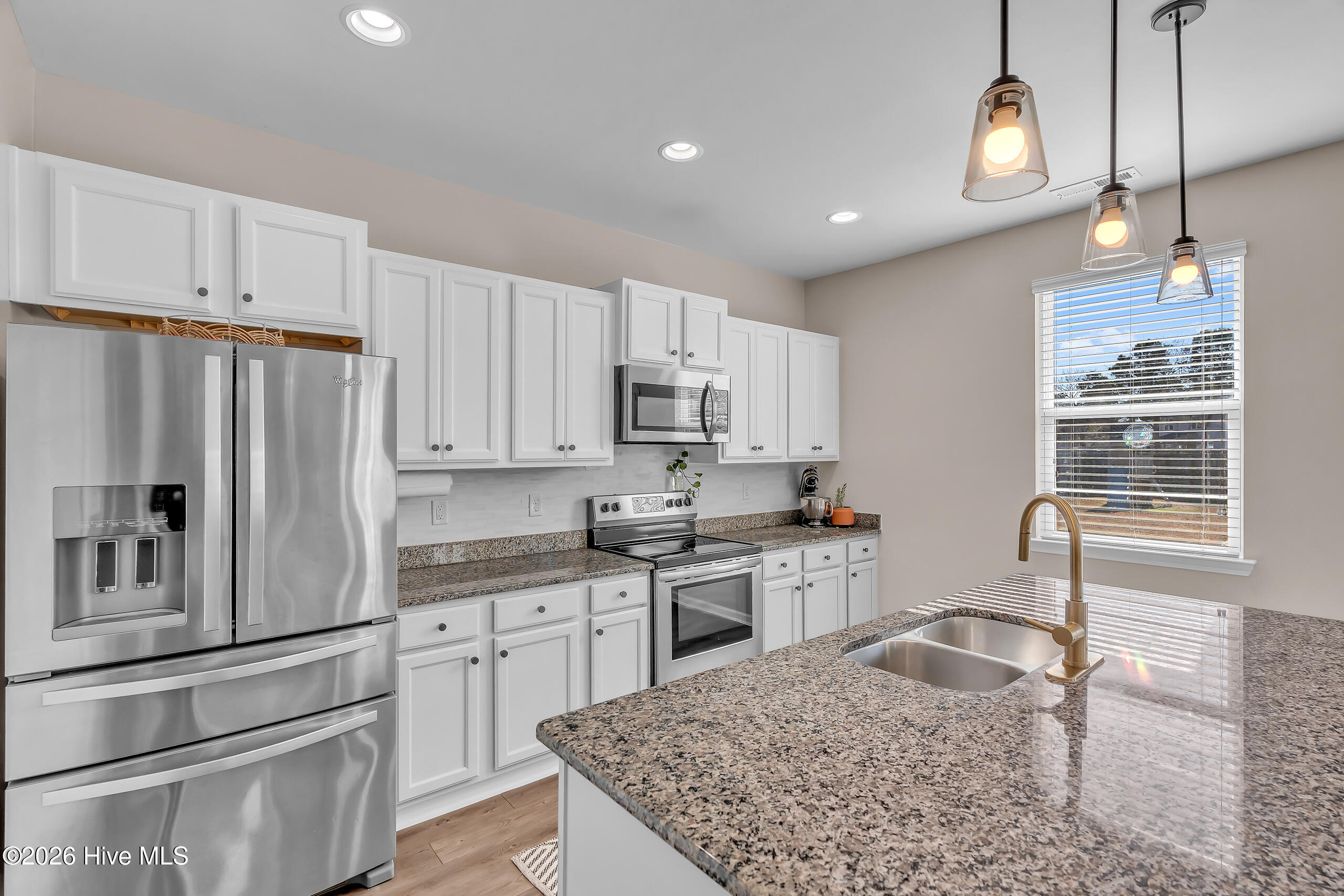 100566943 | Photo 15