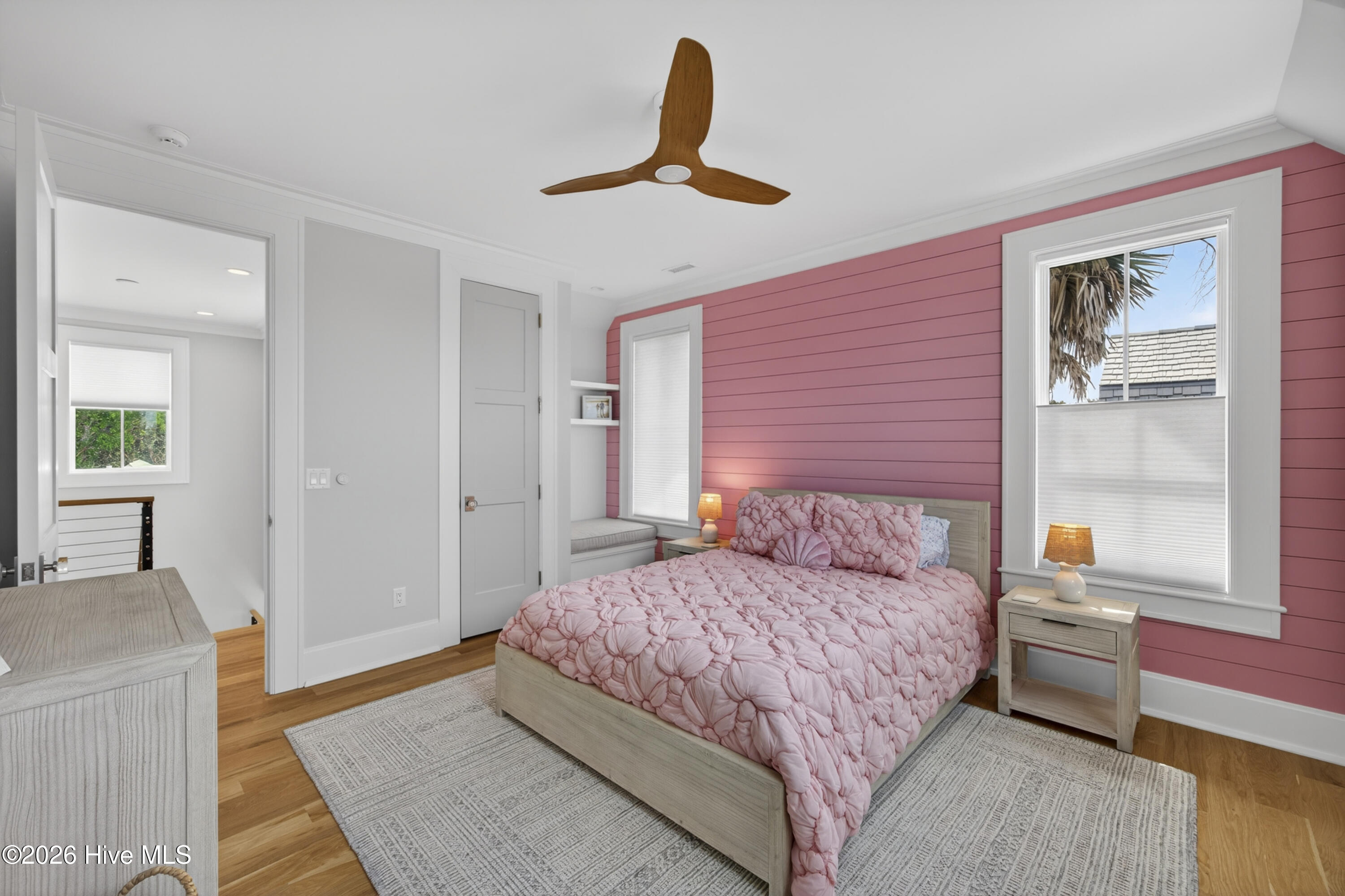 100566186 | Photo 43