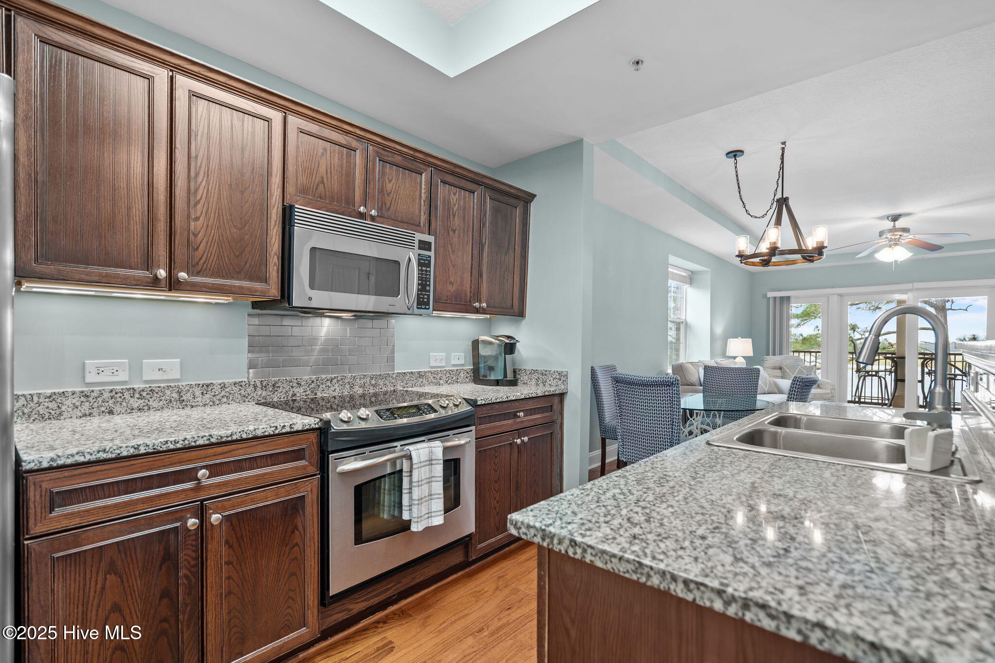 100535787 | Photo 11