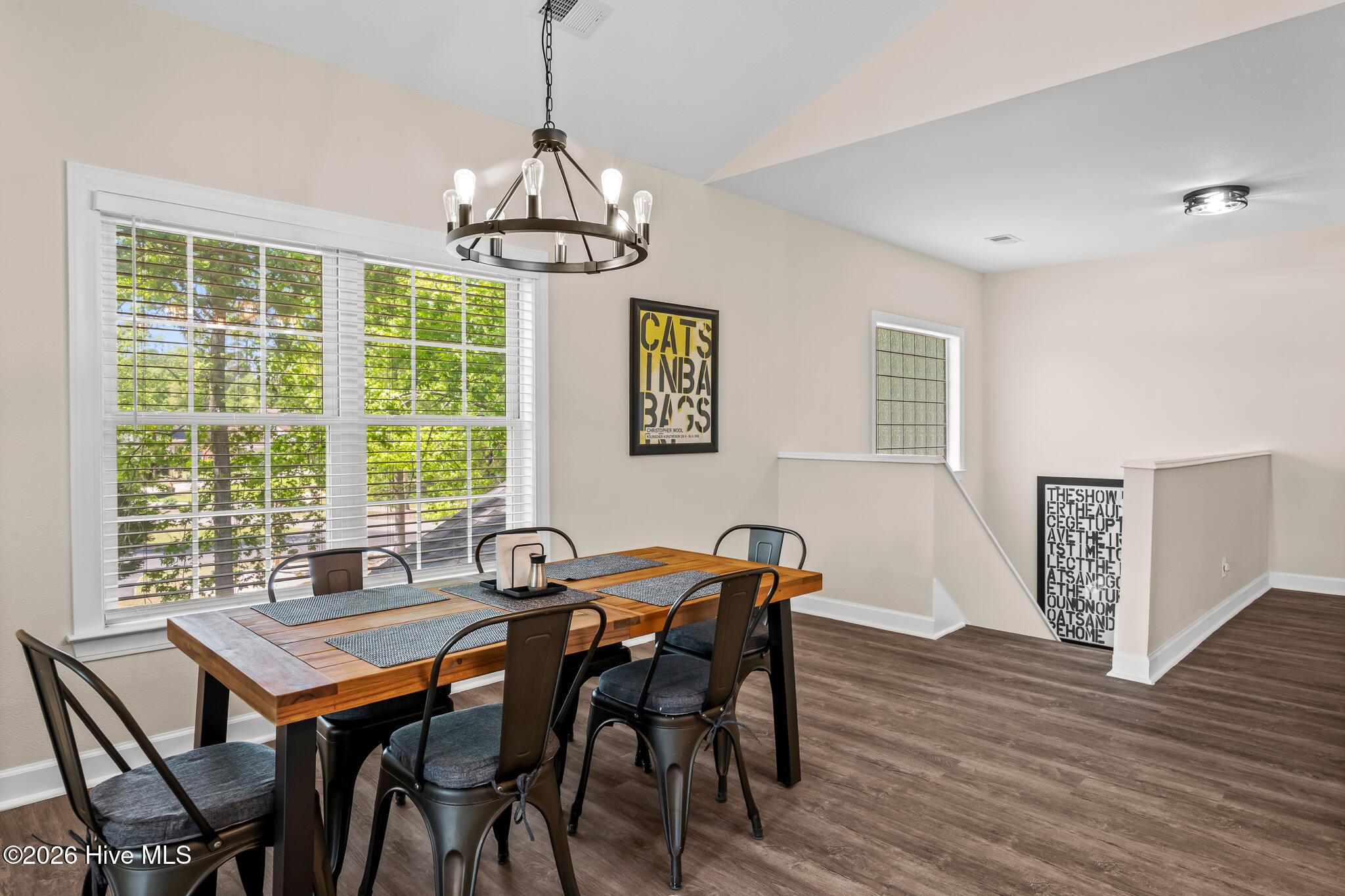 100568438 | Photo 12