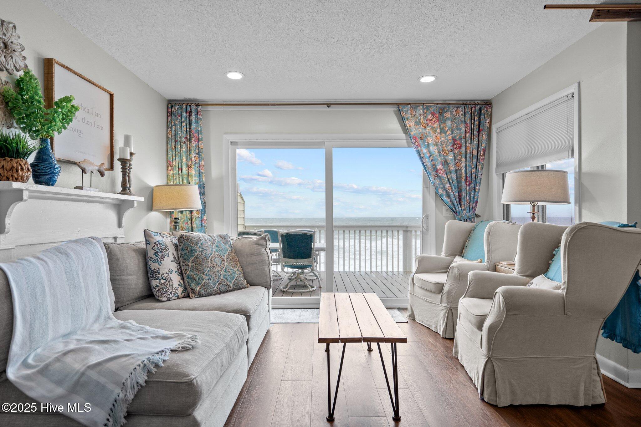 100564100 | Photo 15