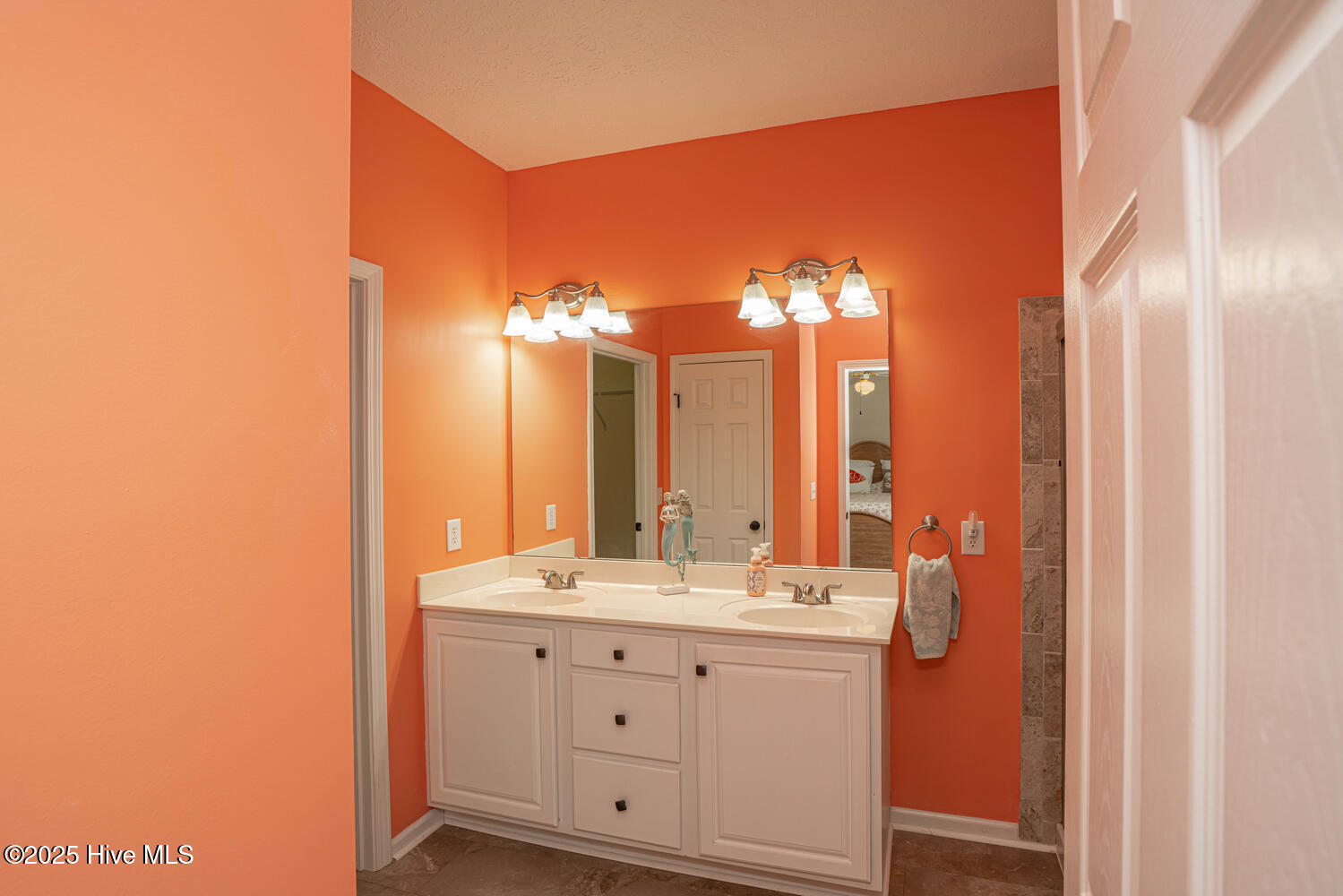 100530815 | Photo 17