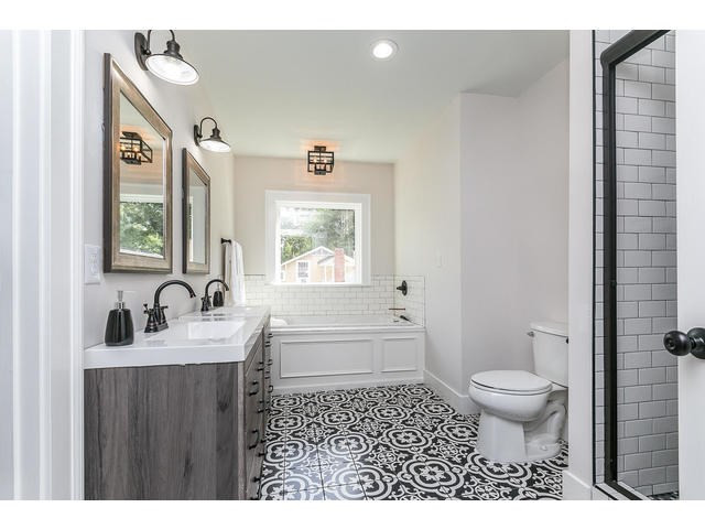 2nd full bath upstairs hallway & upstairs master a