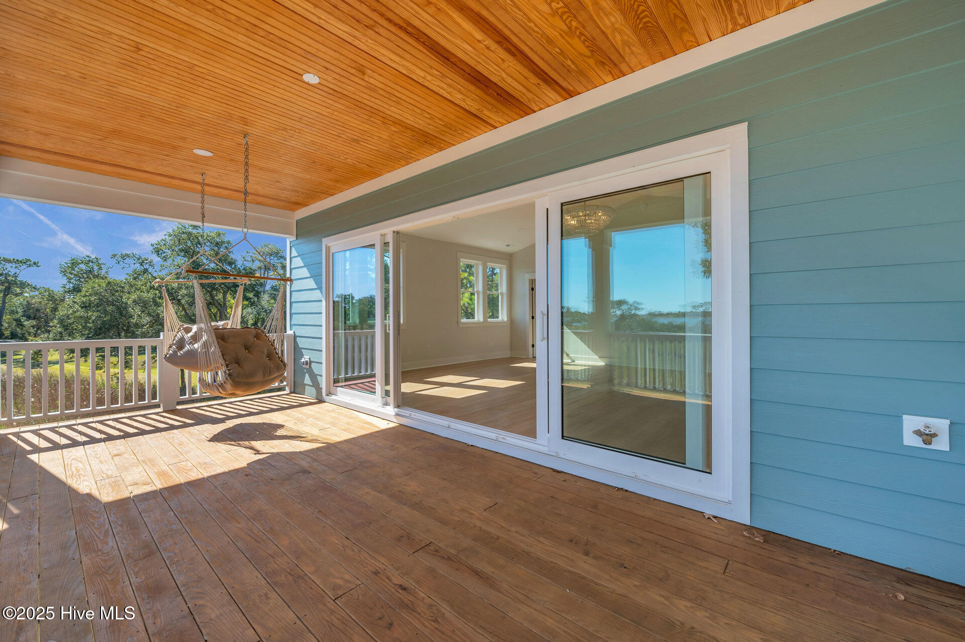 100540114 | Photo 46