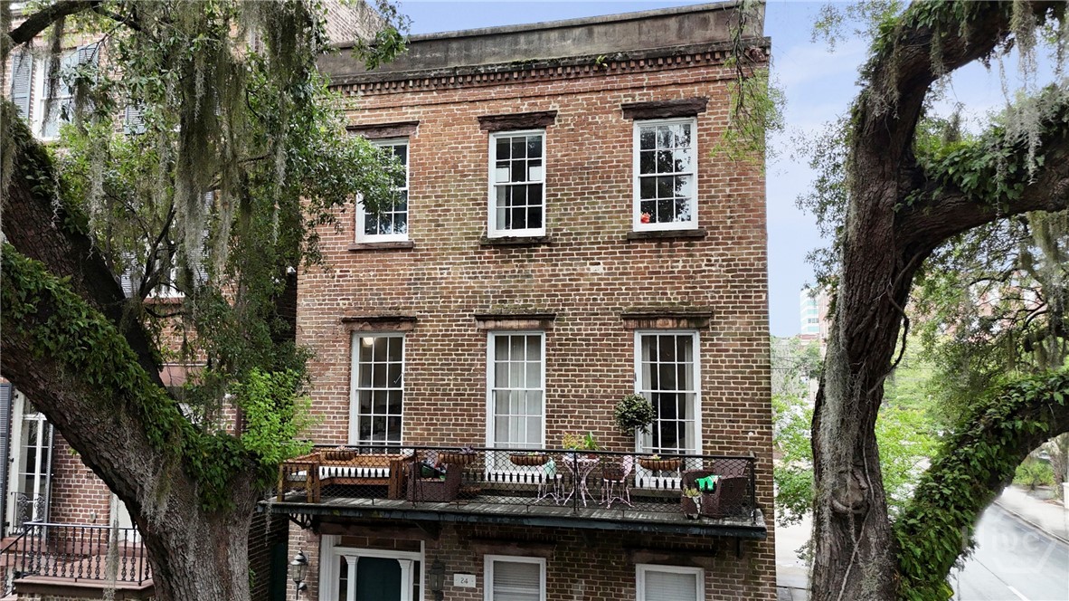 Homes for sale in Savannah, GA | 24 E Jones St, Savannah, GA 31401 | MLS# SA332504
