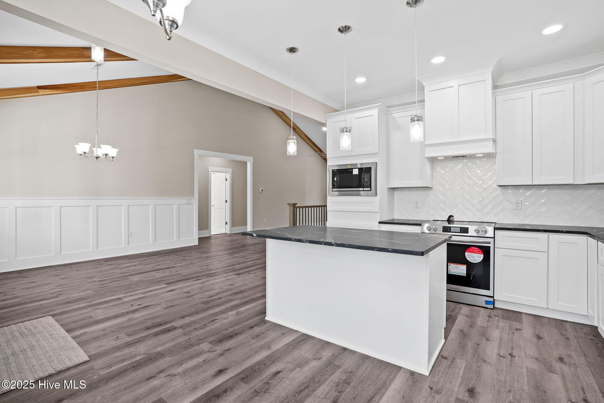 100535041 | Photo 14