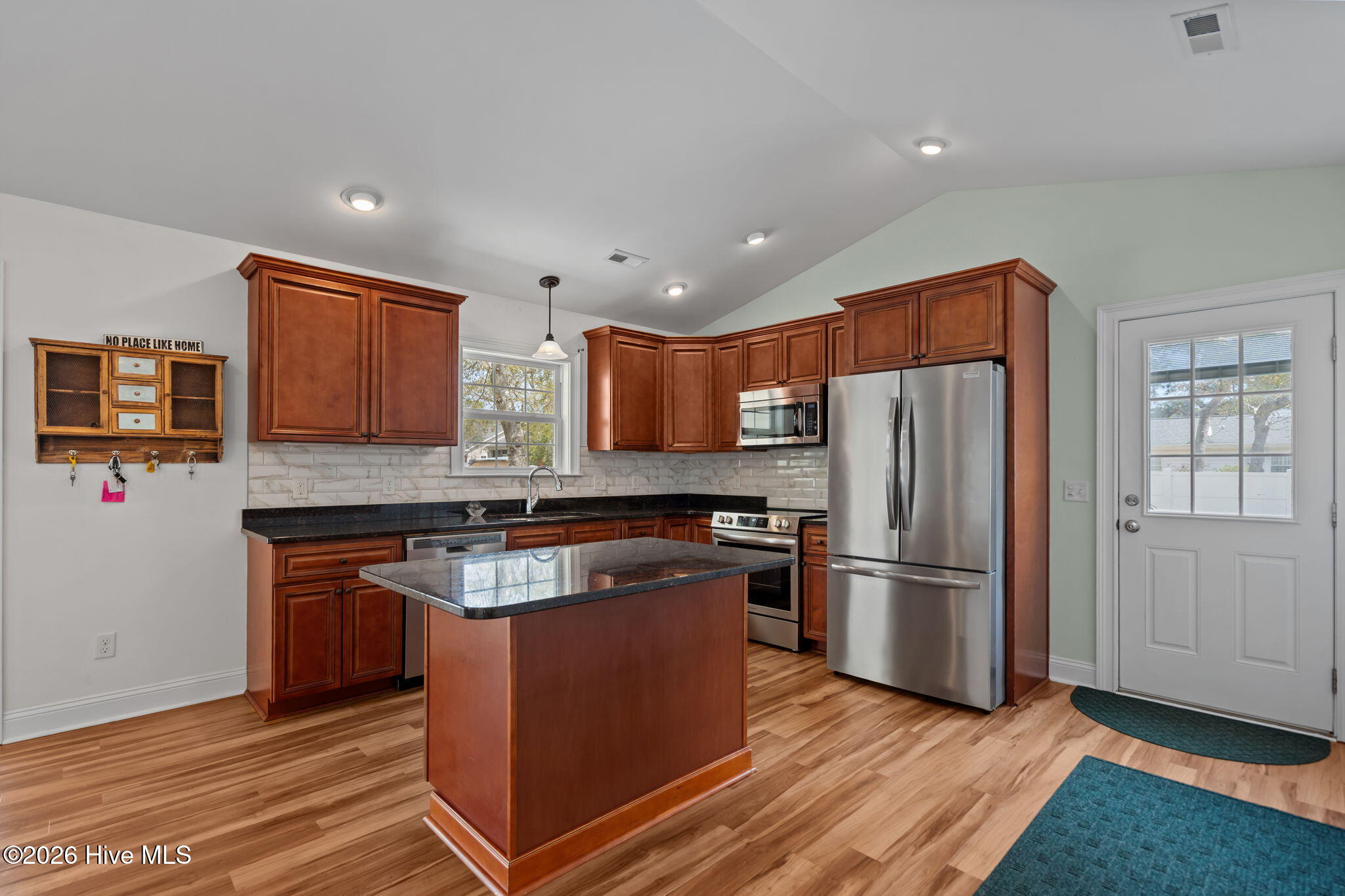 100566759 | Photo 14