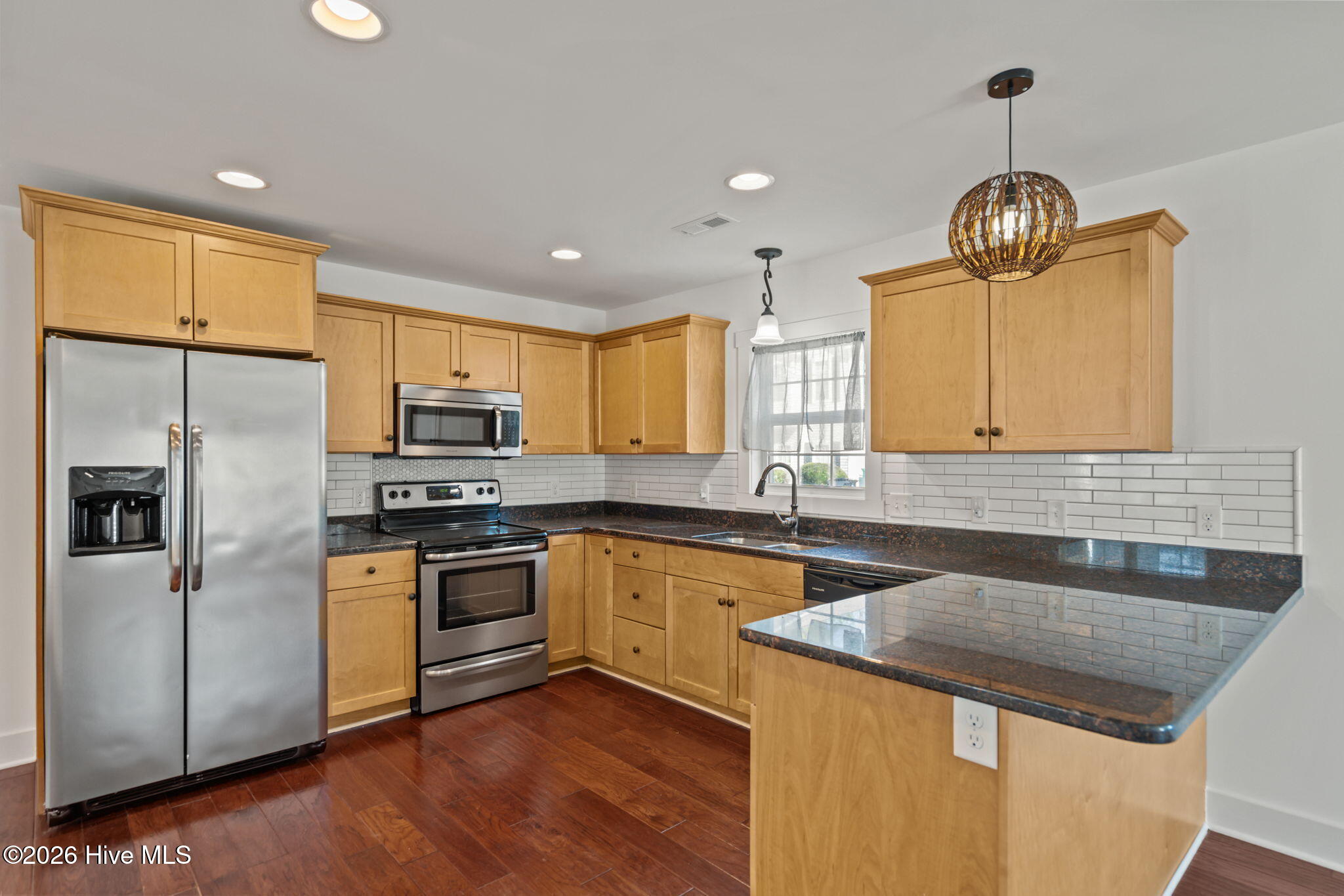 100559197 | Photo 25