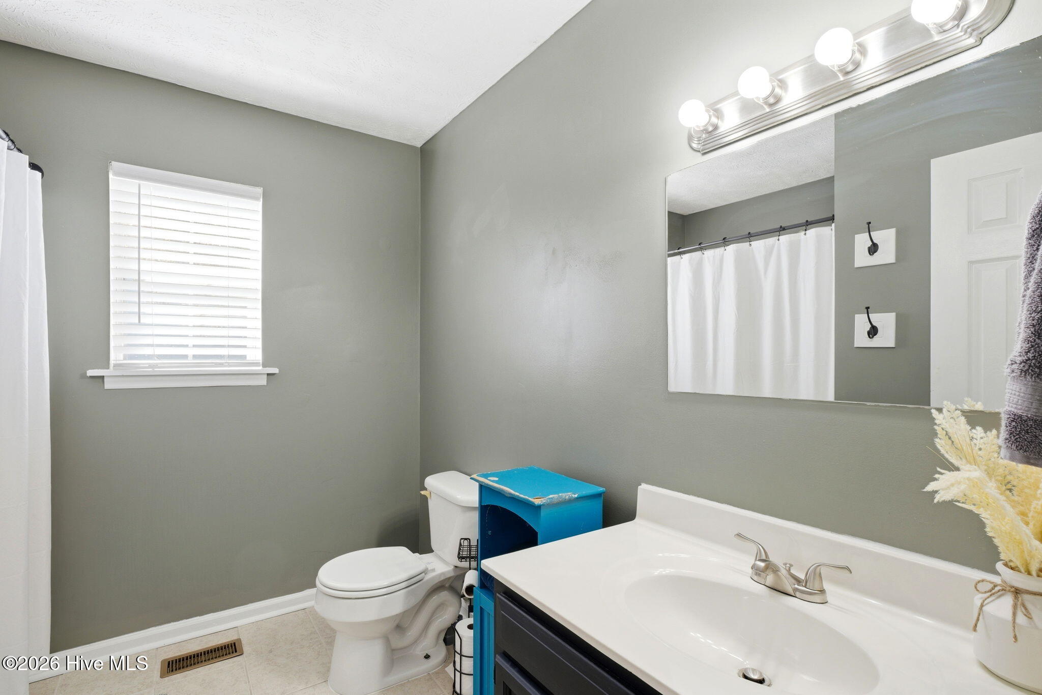 100561818 | Photo 18