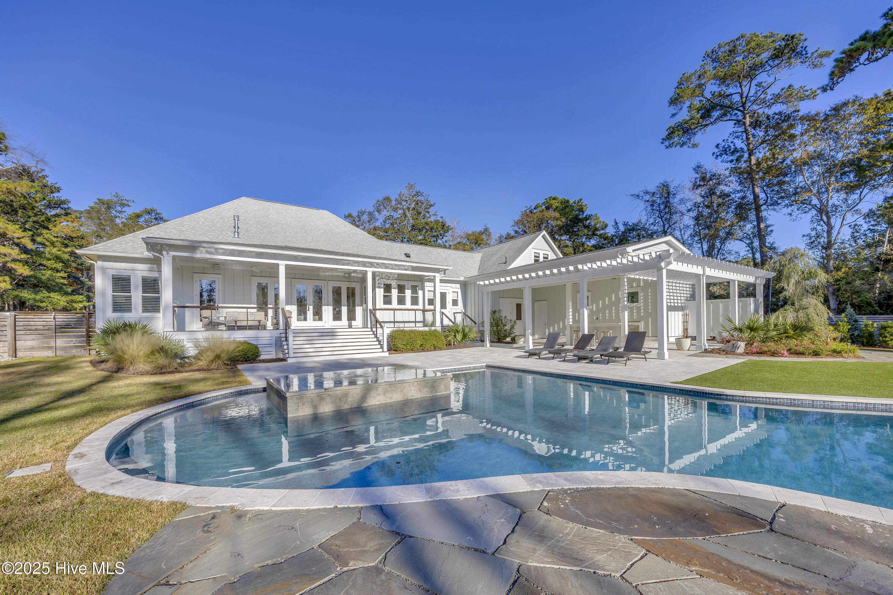 100543149 | Photo 56