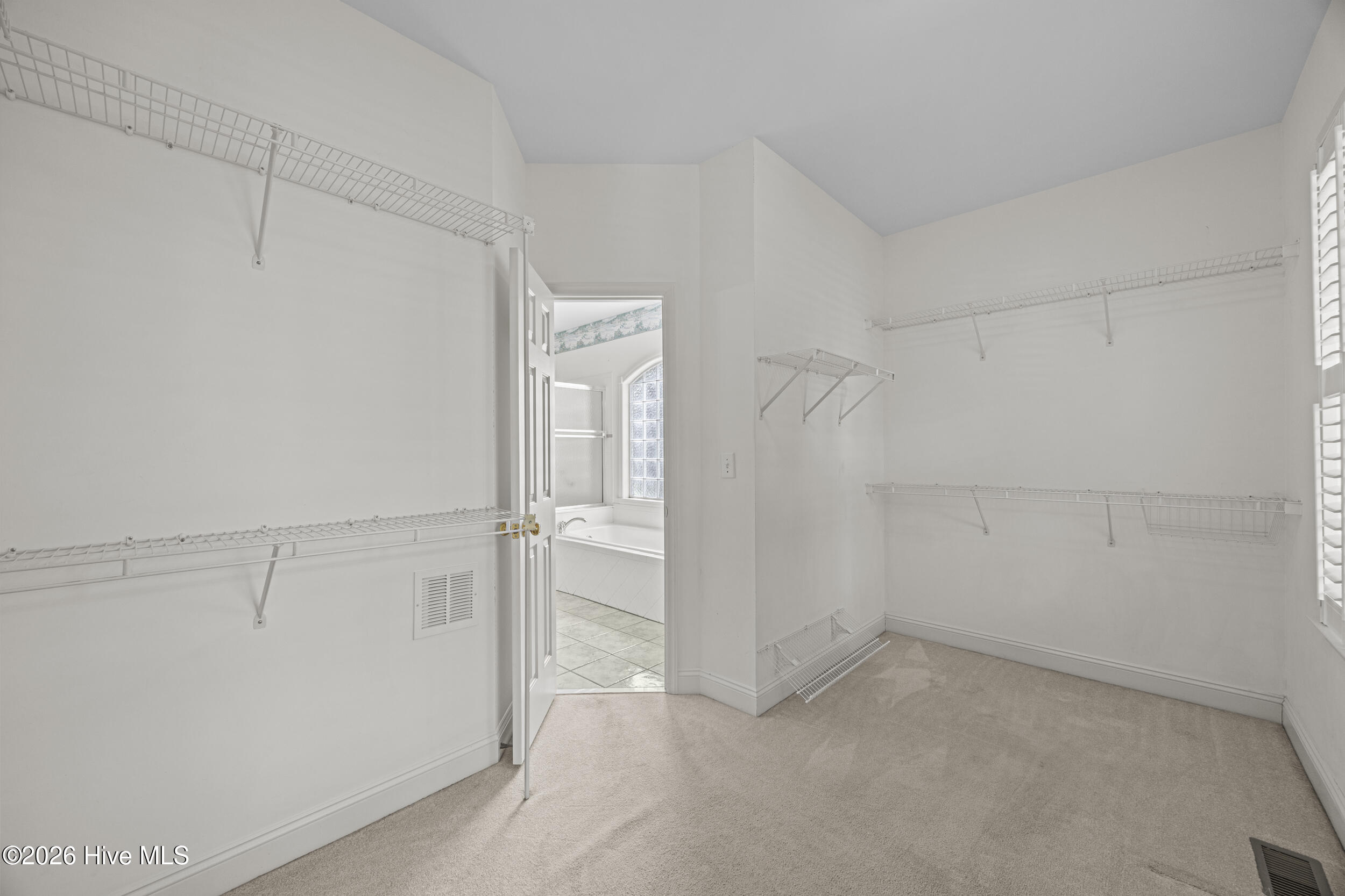 100569840 | Photo 16