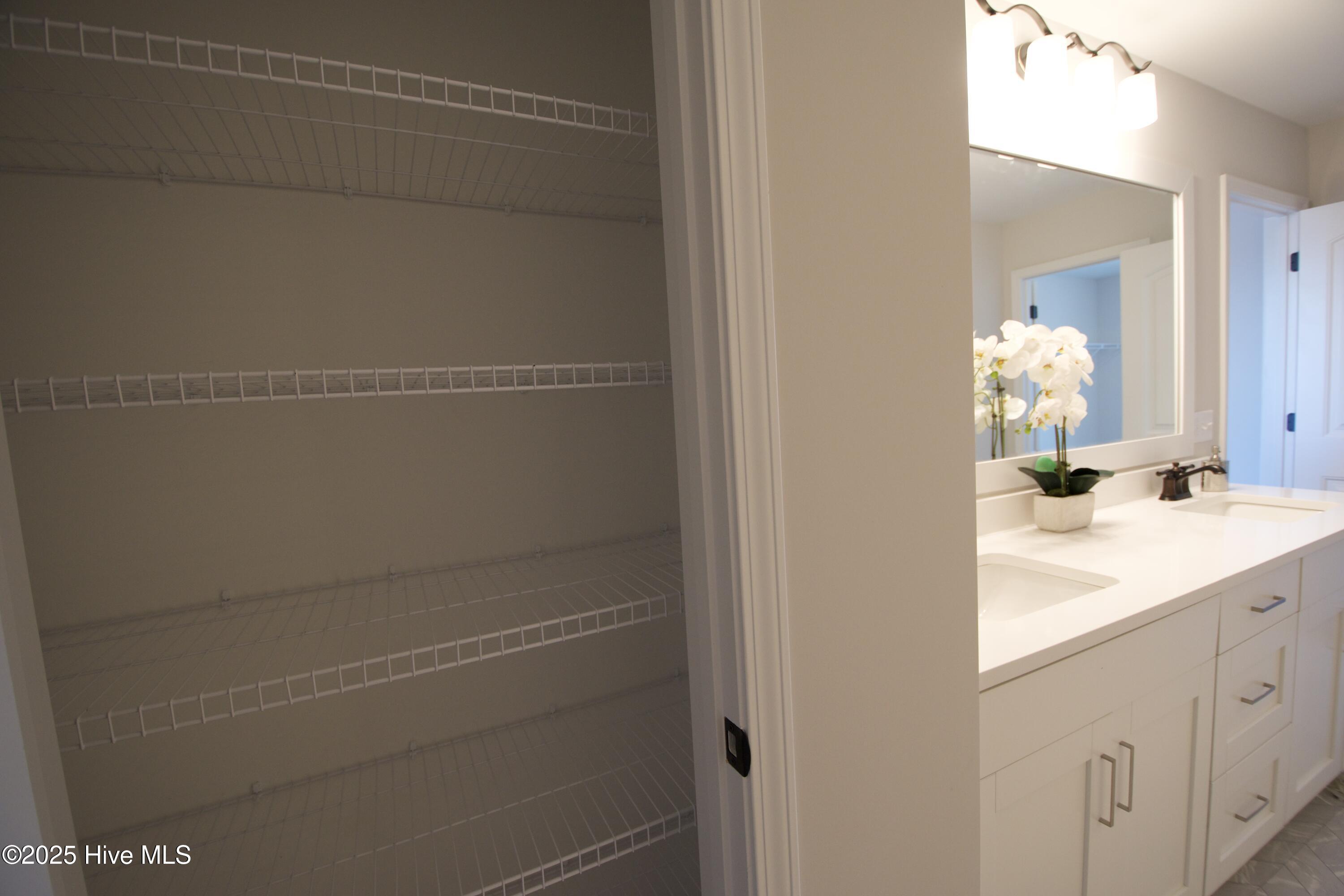 100489344 | Photo 40