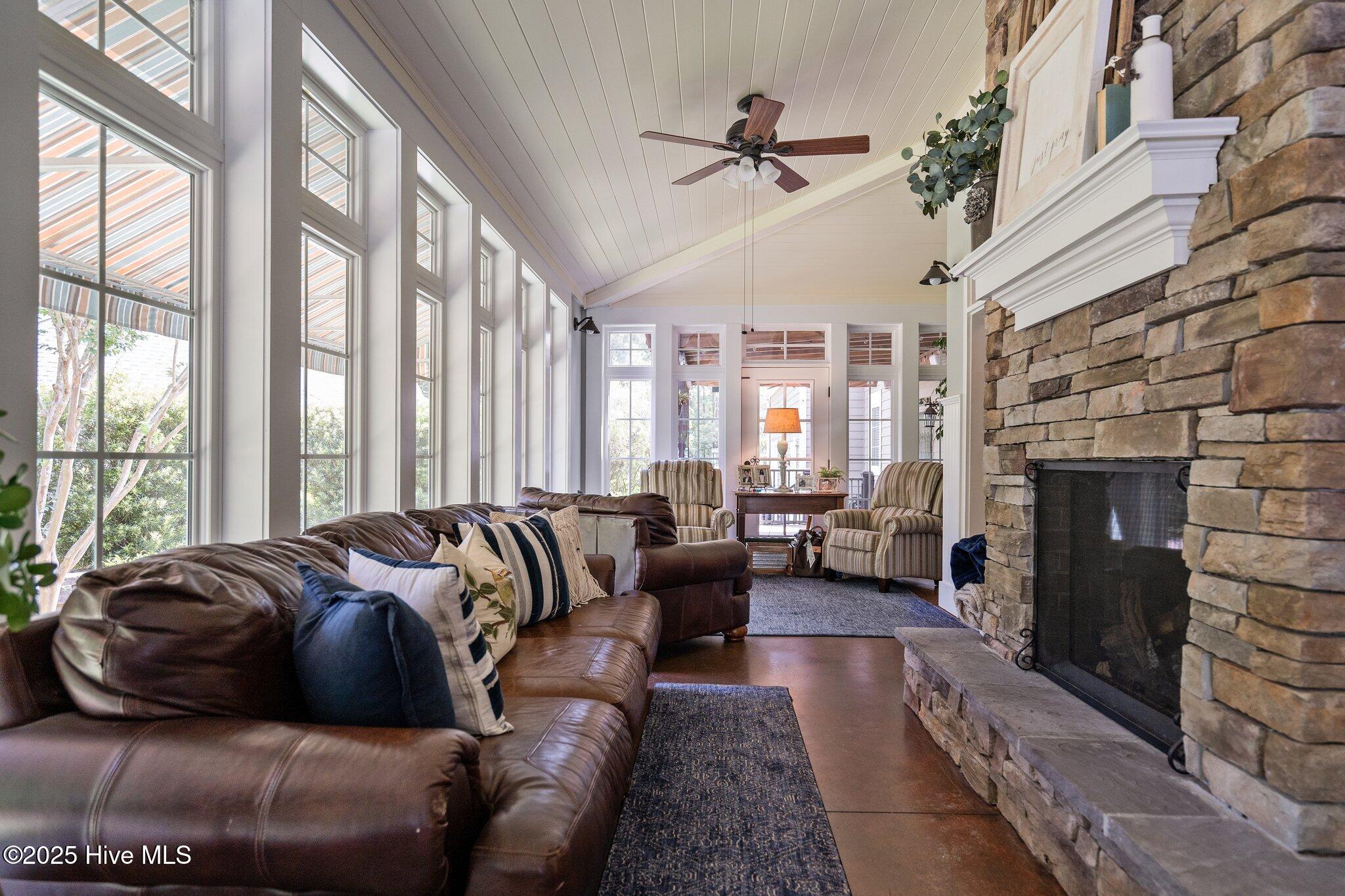 100565962 | Photo 35