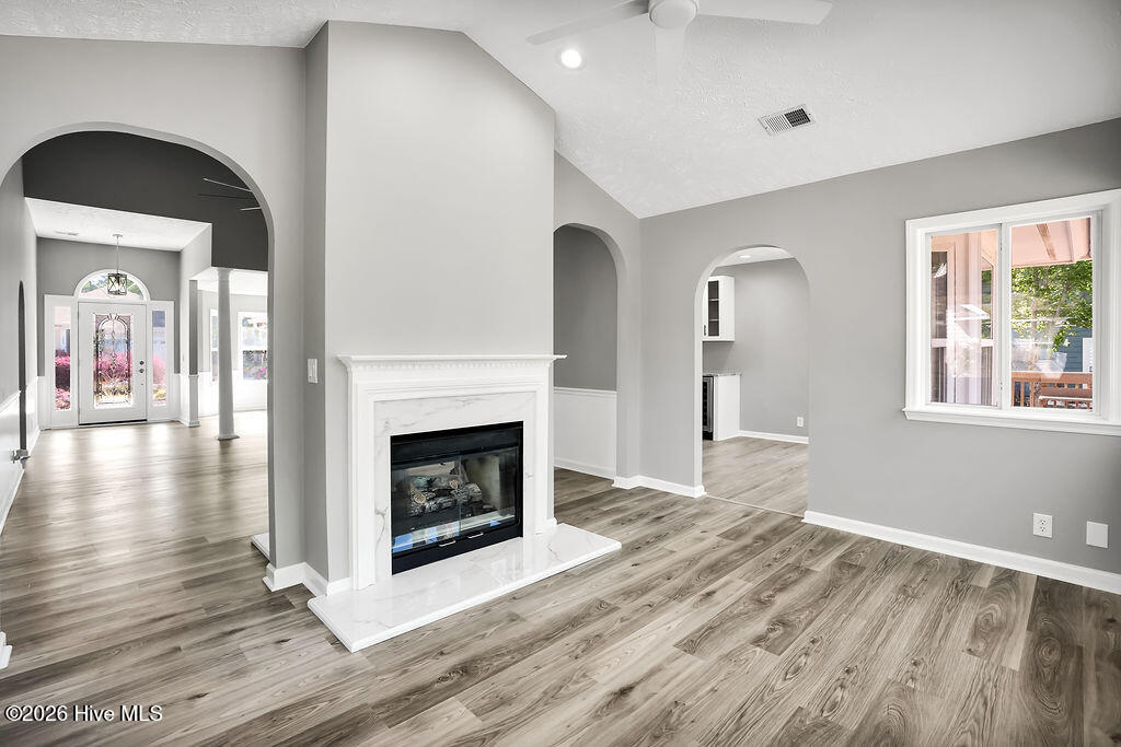 100567951 | Photo 13