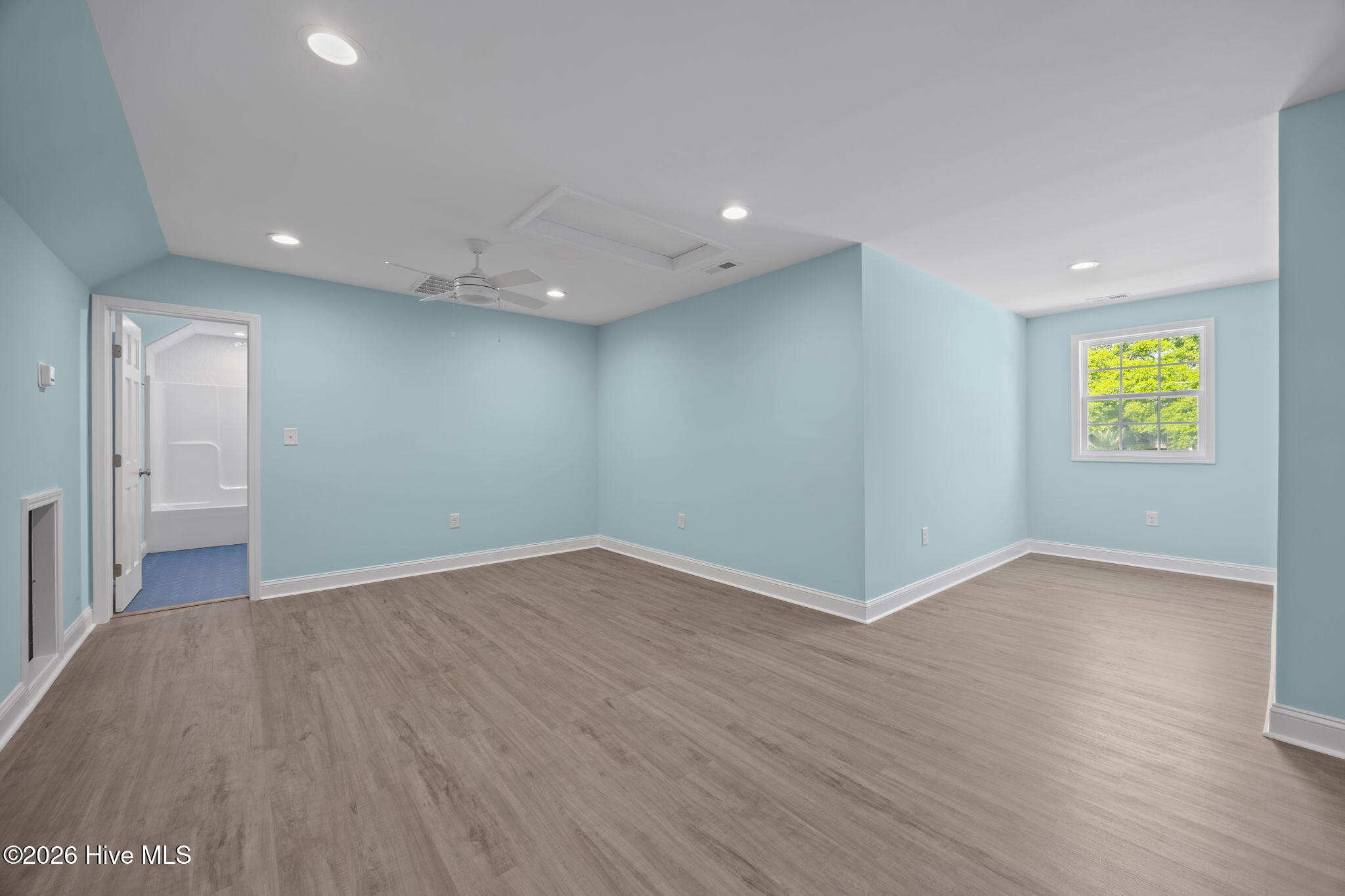 100568646 | Photo 28