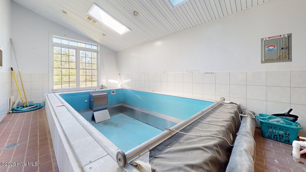 100568487 | Photo 32